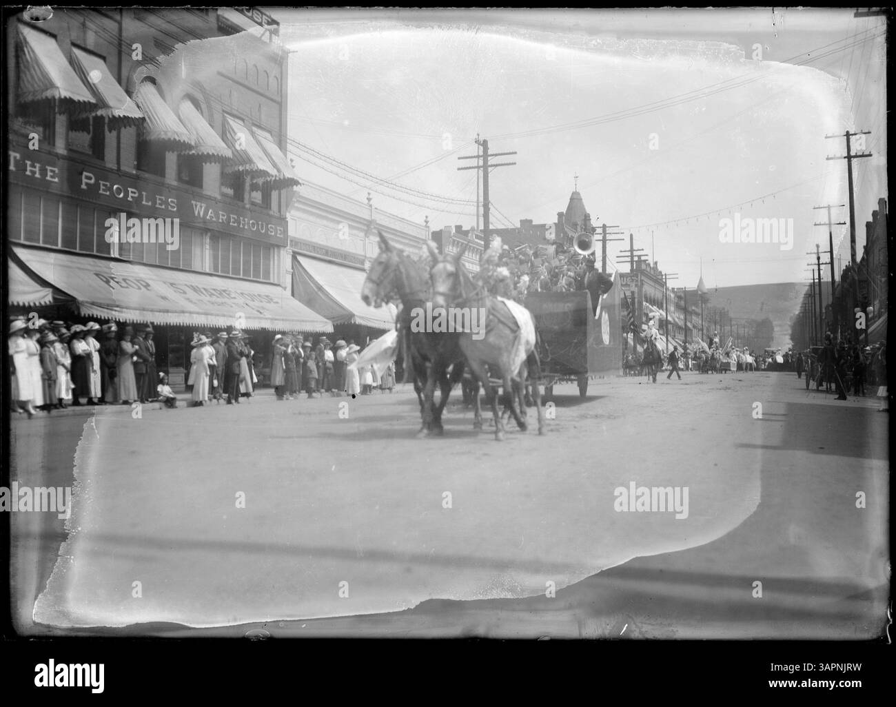 L'image capture la parade Elks' Circus à Pendleton, Oregon, avec un wagon de groupe dans le cadre de la célébration locale et de l'événement communautaire. Banque D'Images L'image capture la parade Elks' Circus à Pendleton, Oregon, avec un wagon de groupe dans le cadre de la célébration locale et de l'événement communautaire. Banque D'Images
