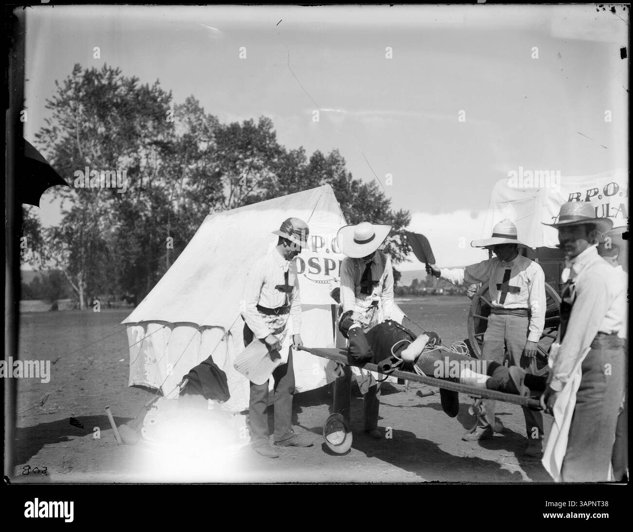 Photographie de membres du BPOE faisant la démonstration d'un « hôpital de campagne et d'une ambulance » lors d'un défilé de Pendleton. L'image capture un événement communautaire au début du XXe siècle. Banque D'Images Photographie de membres du BPOE faisant la démonstration d'un « hôpital de campagne et d'une ambulance » lors d'un défilé de Pendleton. L'image capture un événement communautaire au début du XXe siècle. Banque D'Images