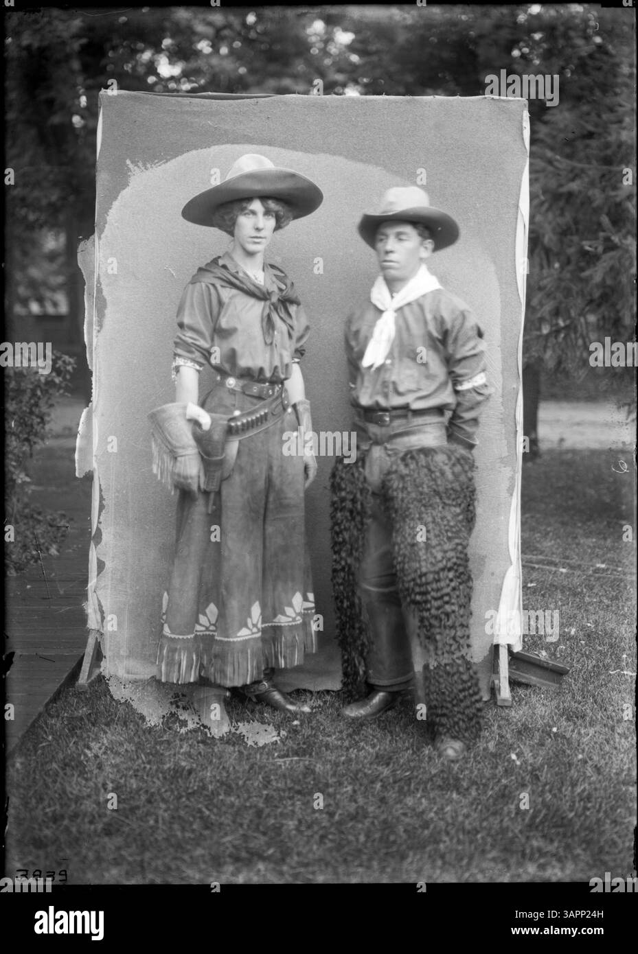 Cette photographie de Lee Moorhouse représente Tillie Baldwin et son partenaire John Baldwin. Il capture le style de vie en plein air et la tenue historique de la famille Baldwin au début du XXe siècle. Banque D'Images