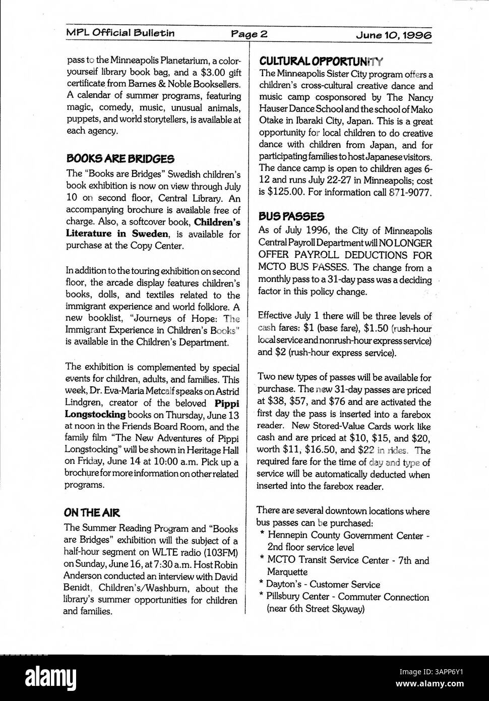 Le Bulletin officiel de la Bibliothèque publique de Minneapolis 1996 fournit aux employés des mises à jour sur les services de bibliothèque, les initiatives de sensibilisation communautaire, les événements à venir et tout changement dans la politique ou les procédures de la bibliothèque. Banque D'Images