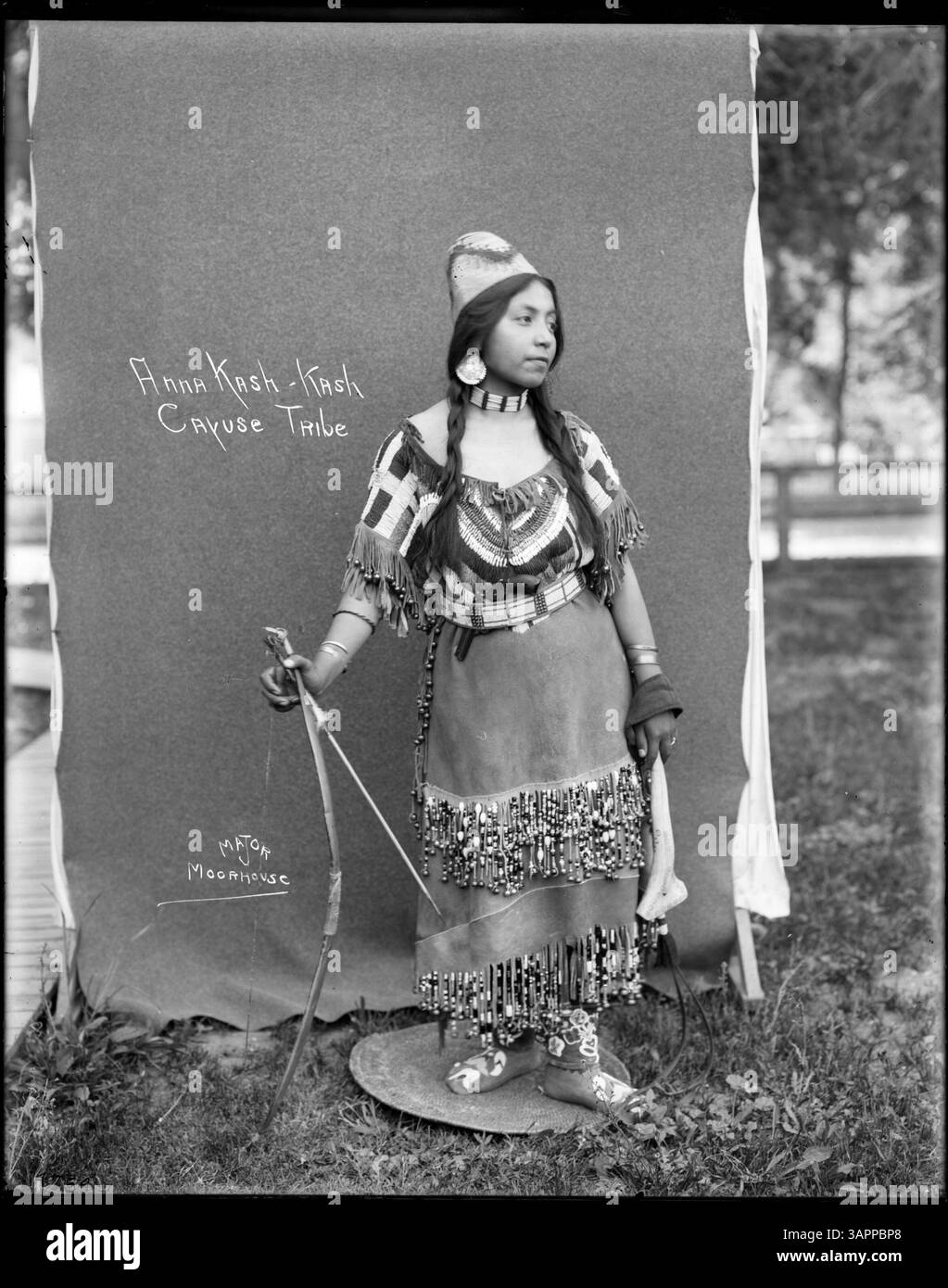 Une photographie de la collection Lee Moorhouse montrant Anna Kash Kash, une femme tribale Cayuse, portant des regalia traditionnels. L'image la capture en tenue tribale complète. Banque D'Images