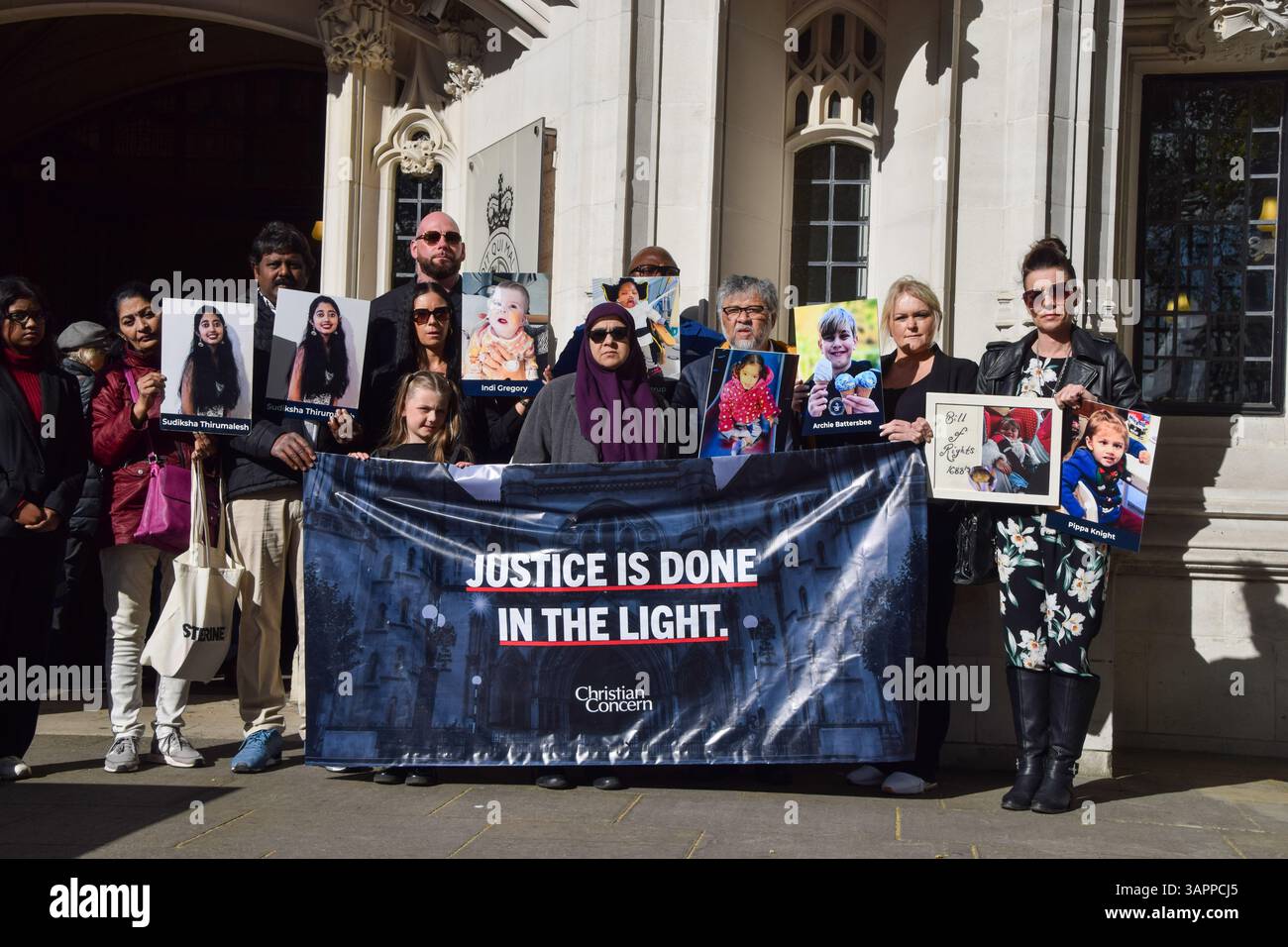 Londres, Angleterre, Royaume-Uni. 16 avril 2025. Les militants et les membres de leur famille se tiennent à l'extérieur de la Cour suprême lorsqu'elle statue sur les pratiques secrètes dans les affaires de fin de vie. (Crédit image : © Vuk Valcic/ZUMA Press Wire) USAGE ÉDITORIAL SEULEMENT ! Non destiné à UN USAGE commercial ! Banque D'Images