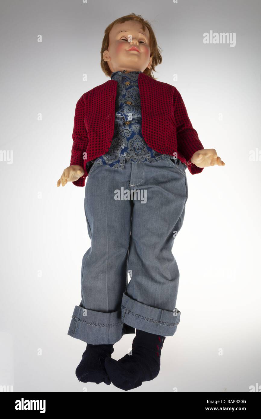 La poupée Peter Playpal, créée par Ideal Toy Corporation, est une poupée en vinyle conçue comme un compagnon pour les enfants, debout à la taille d'un enfant de trois ans. Il est devenu un achat mémorable pour Rosie Jones, qui l'a acheté à l'âge adulte après l'avoir admirée dans une vitrine de magasin. Banque D'Images