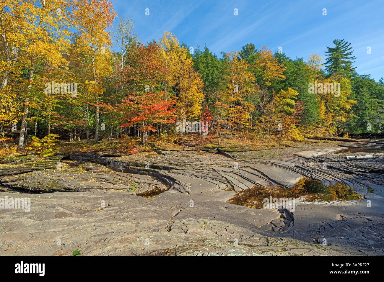 Couleurs d'automne sur Rocky River Bed sur la presque Isle River dans les montagnes Porcipine au Michigan Banque D'Images