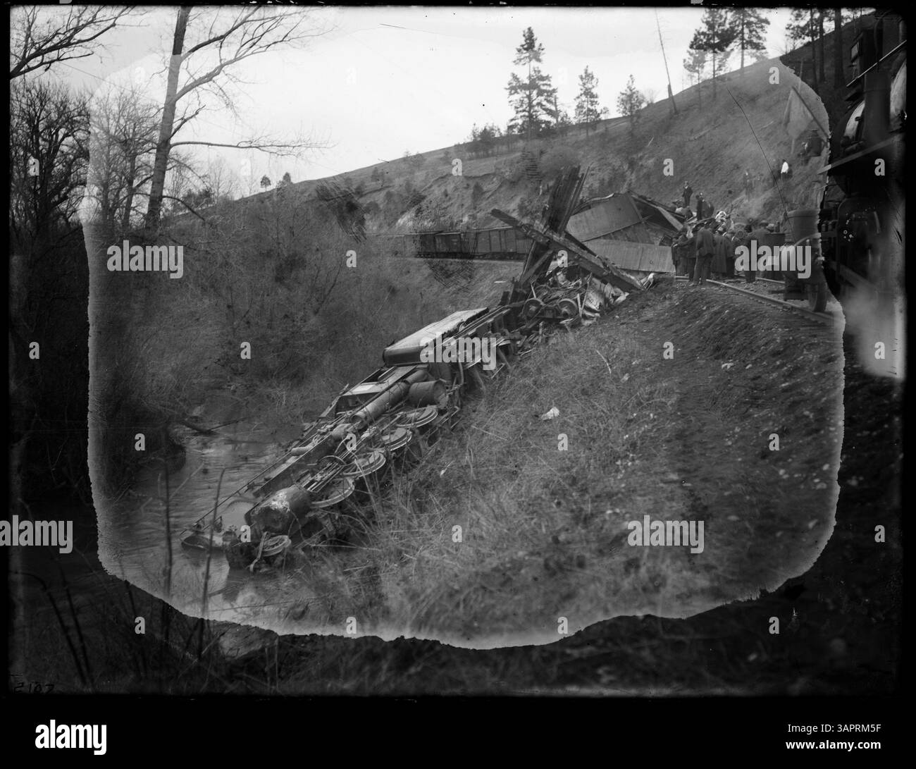 Cette photographie de Lee Moorhouse montre l'épave du Engine No. 215 sur l'O.R.N. près de Cayuse, Oregon, avec des scènes d'un équipage et d'une grue en naufrage. Banque D'Images