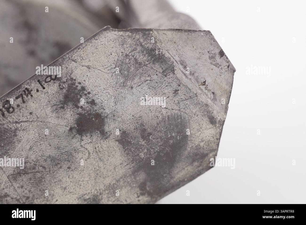 Ce modèle breveté, créé par Alonzo W. Cram en 1868, est un condenseur de vapeur et de vapeur. Il comprend une turbine, des bras creux et quatre ventilateurs pour condenser la vapeur en liquide, qui se collecte dans un réservoir et sort par un tuyau. Il a été conçu pour être utilisé dans la distillation à la vapeur, en particulier lorsque les ressources en eau sont limitées. Banque D'Images