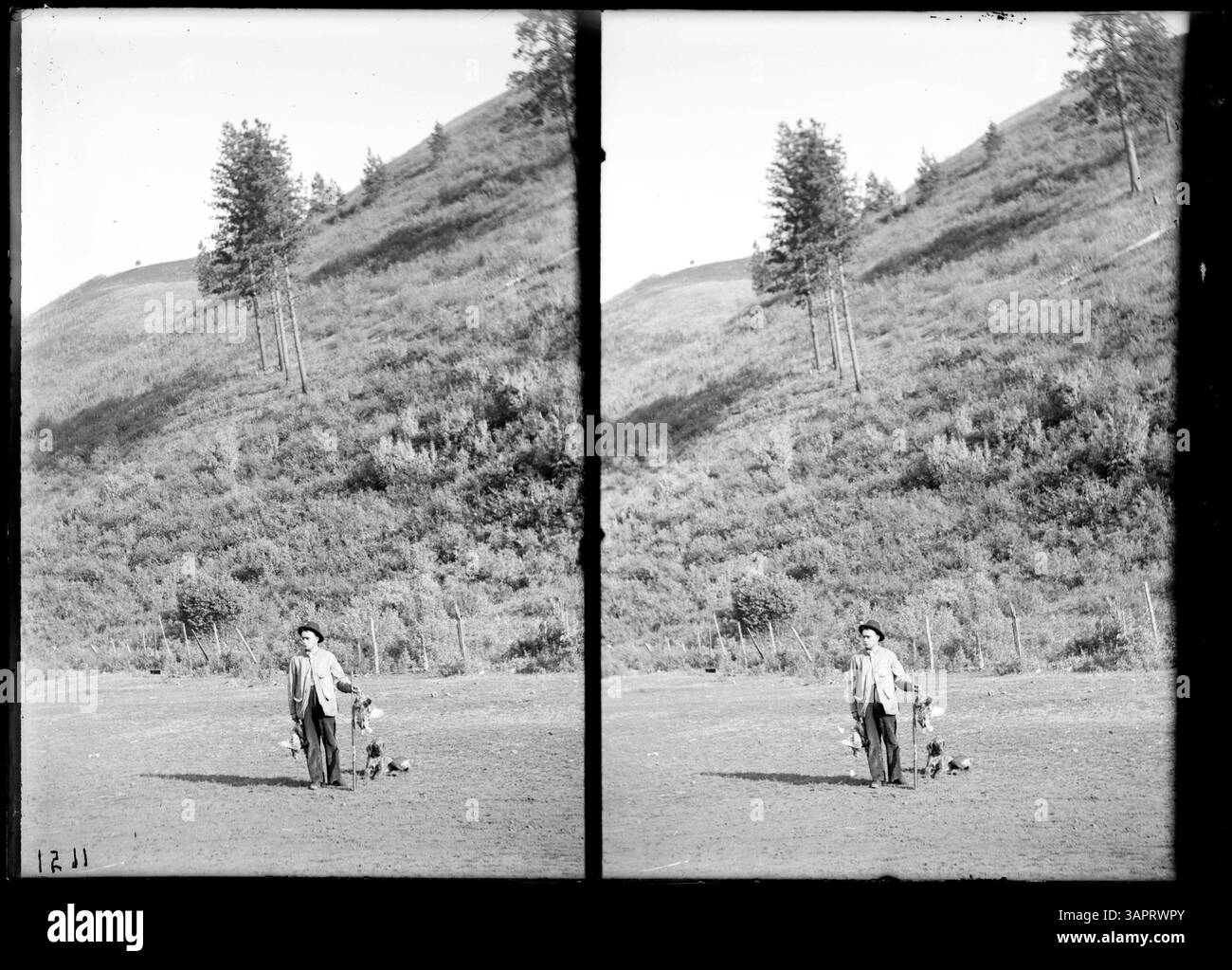 Cette photographie capture un chasseur avec une caille, offrant une perspective historique sur les pratiques de chasse en Oregon. Banque D'Images