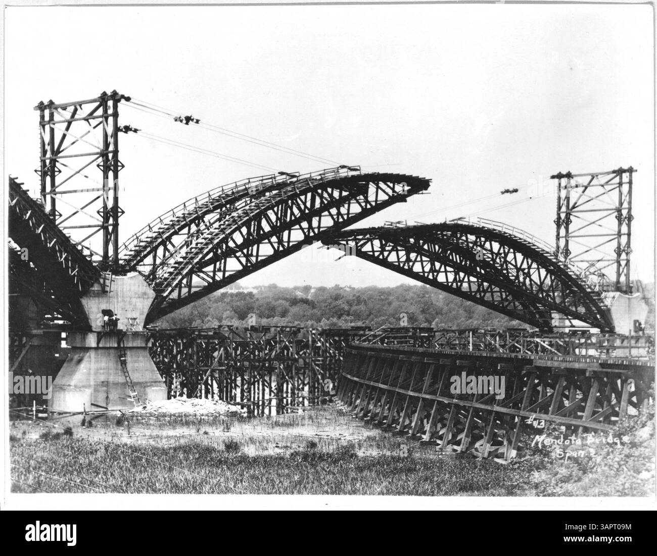 Cette photographie capture la construction du pont de Mendota avec des supports métalliques soulevés en place, le cadre pour les nervures de voûte en béton qui soutiendront la structure du pont au fur et à mesure qu'elle progresse. Banque D'Images