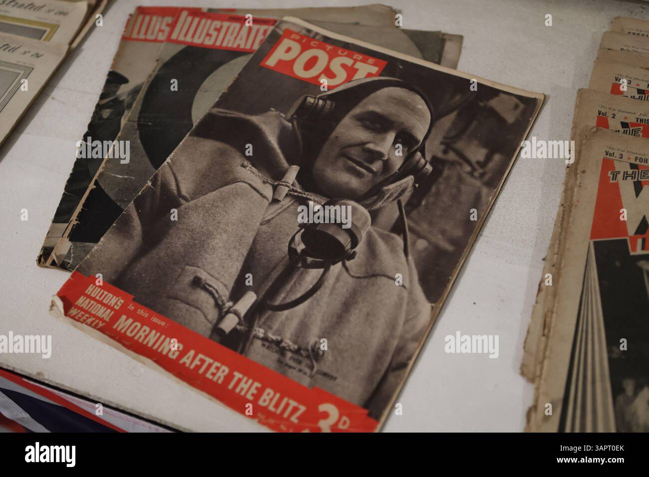 Vintage World War Two Picture Post magazines à Clifford Road tunnels WW2 Experience Ipswich Suffolk UK Banque D'Images