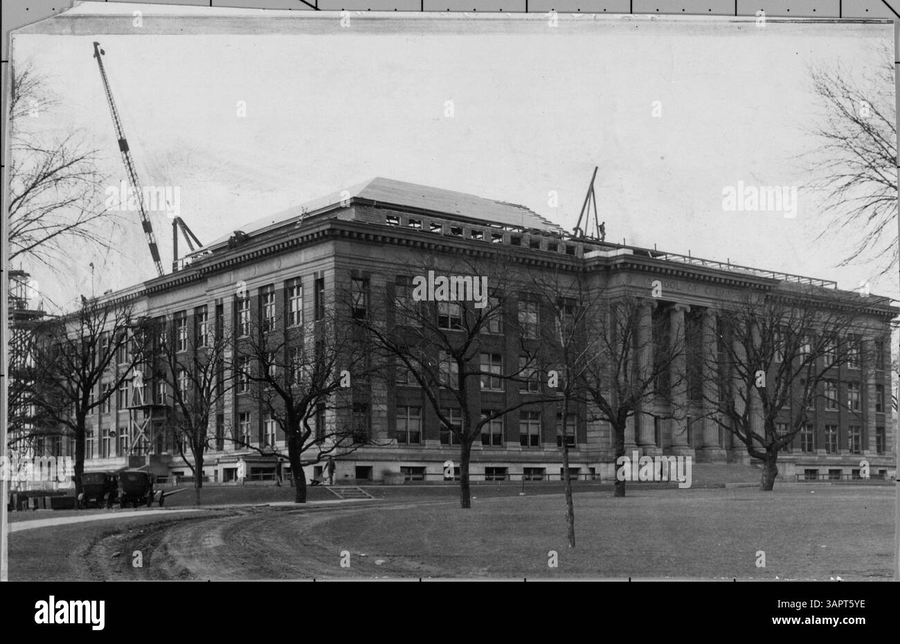 Les travaux de construction de l'école de chimie de l'Université du Minnesota comprennent un ajout à l'arrière du bâtiment et l'installation d'un nouveau toit. Banque D'Images