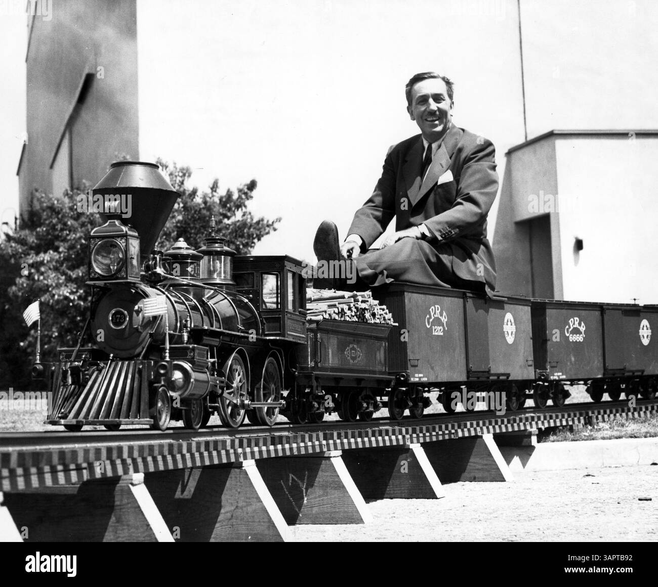 JAN. 1, 2011 - WALT DISNEY PREND BEAUCOUP DE PLAISIR ET OBTIENT UNE GRANDE PARTIE DE SA RÉCRÉATION EN PILOTANT SA LOCOMOTIVE ET SON TRAIN À ÉCHELLE. IL A AIDÉ À CONSTRUIRE CETTE RÉPLIQUE Â UN MOTEUR HISTORIQUE DU PACIFIQUE CENTRAL..©FOURNI PAR SMP/ DISNEYWARS2(CRÉDIT IMAGE : © GLOBE PHOTOS/ZUMAPRESS.COM) Banque D'Images