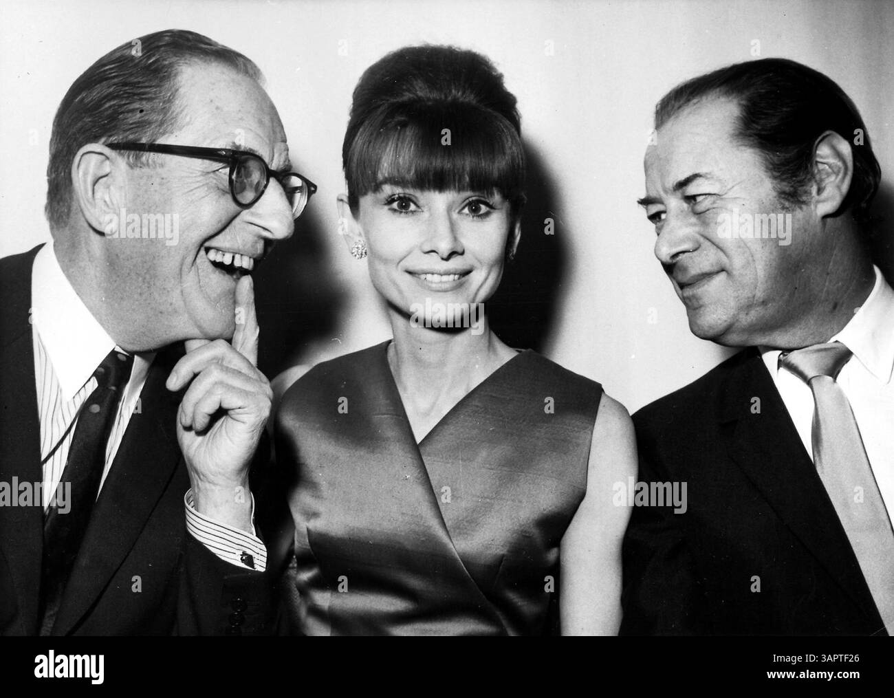 1 janvier 2011 - STANLEY HOLLOWAY, AUDREY HEPBURN ET Rex HARRISON LORS D'Une RÉCEPTION DE PRESSE À L'HÔTEL SAVOY.1/19/1965.Â© AUDREYHEPBURNOBIT(image crédit : © Globe photos/ZUMAPRESS.com) Banque D'Images