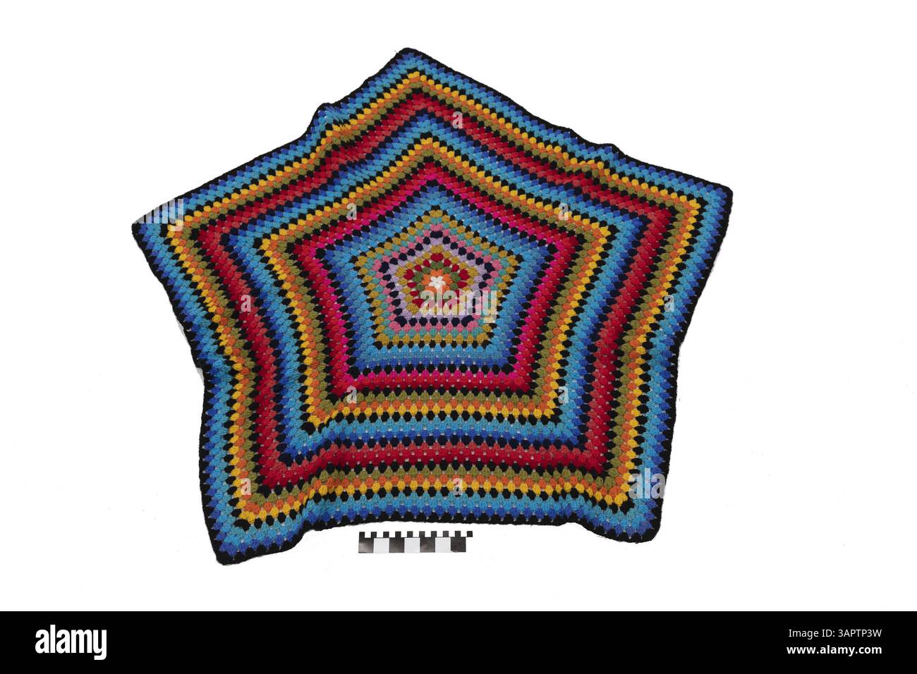 Un crochet afghan en forme d'étoile créé par Mary perdue dans les années 1960 ou au début des années 1970 Perdue, une Missourienne de longue date, est née dans le comté de Platte en 1895 et a conçu cette pièce dans le cadre de son travail artistique. Banque D'Images