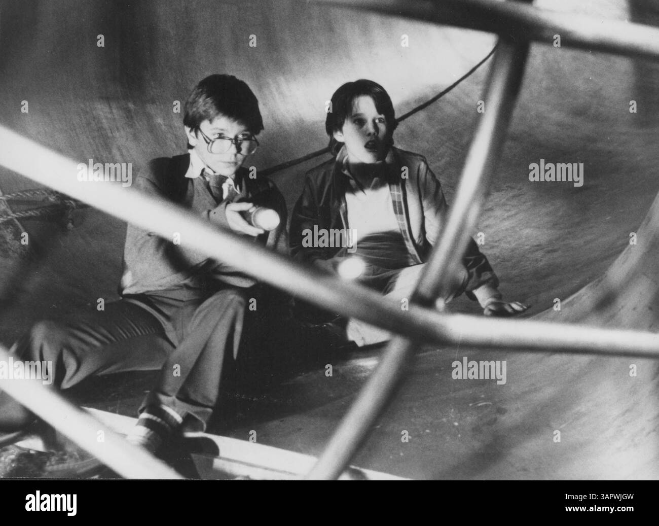 1ER JANVIER 2011 - ETHAN HAWKE ET RIVER PHOENIX DANS ''EXPLORERS''. / FILM FIXE. RIVERPHOENIXTM(crédit image : © Globe photos/ZUMAPRESS.com) Banque D'Images