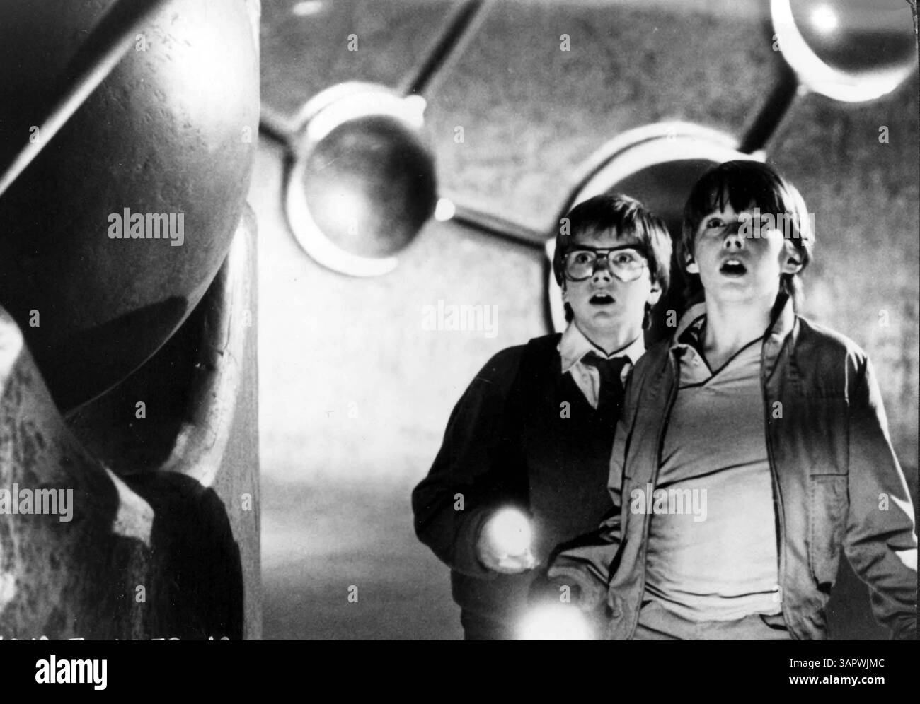 1ER JANVIER 2011 - ETHAN HAWKE ET RIVER PHOENIX DANS ''EXPLORERS''. / FILM FIXE. RIVERPHOENIXTM(crédit image : © Globe photos/ZUMAPRESS.com) Banque D'Images