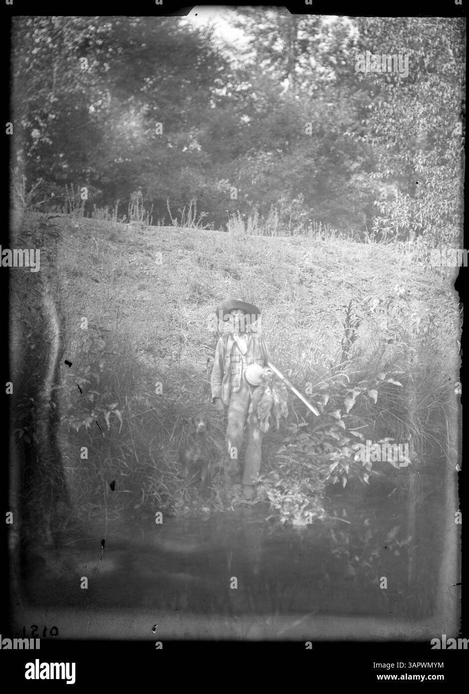 Une photographie de Lee Moorhouse montrant un chasseur avec des cailles, qui fait partie de la collection des bibliothèques de l'Université de l'Oregon, représentant des pratiques de chasse. Banque D'Images
