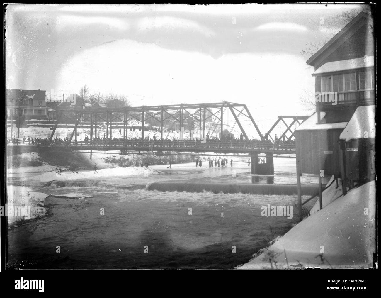 Cette photographie de la collection Lee Moorhouse des bibliothèques de l'Université de l'Oregon montre des gens coupant de la glace sur la rivière Umatilla sous le pont de Pendleton, montrant une activité hivernale du début du XXe siècle dans l'Oregon. Banque D'Images