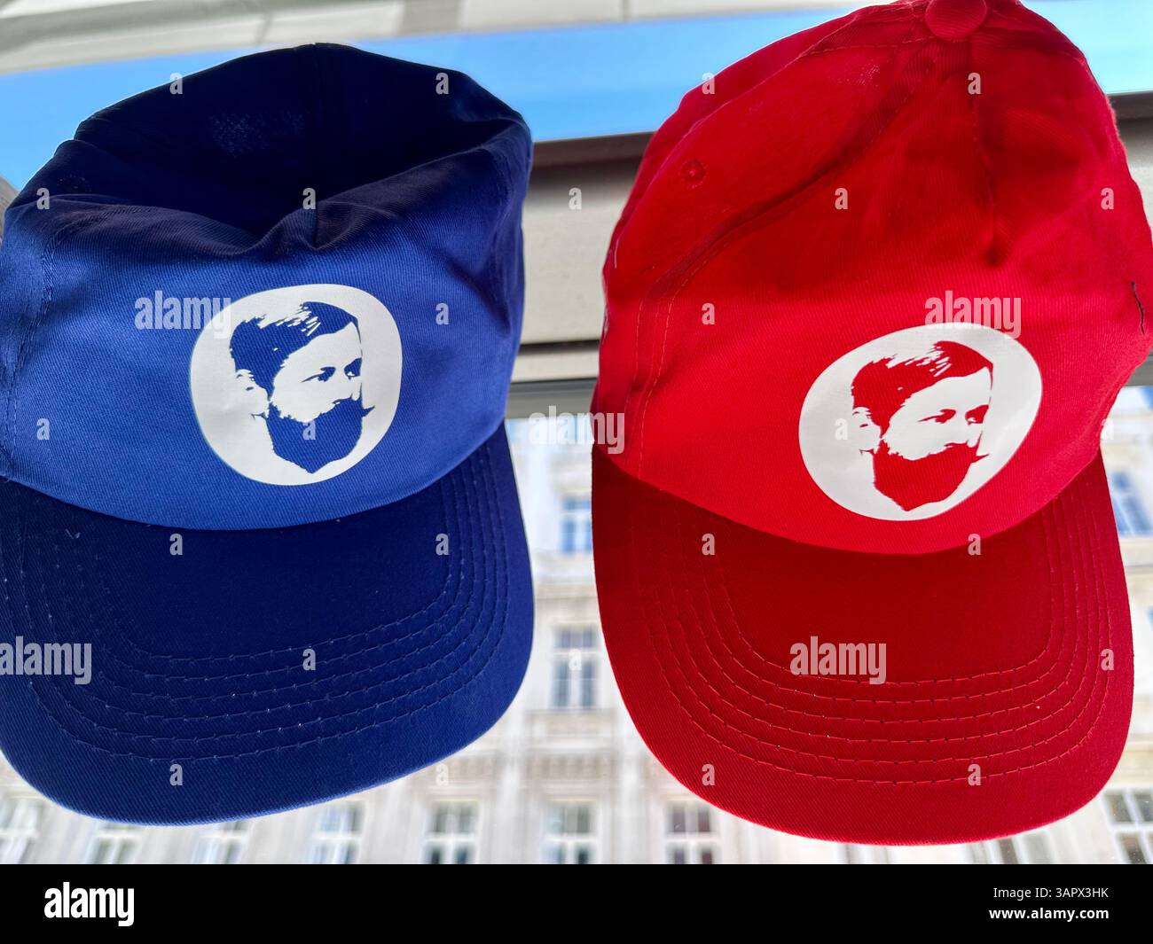 Casquettes de baseball bleues et rouges avec portraits de Sigmund Freud, articles dans la boutique de souvenirs du musée à Vienne Banque D'Images