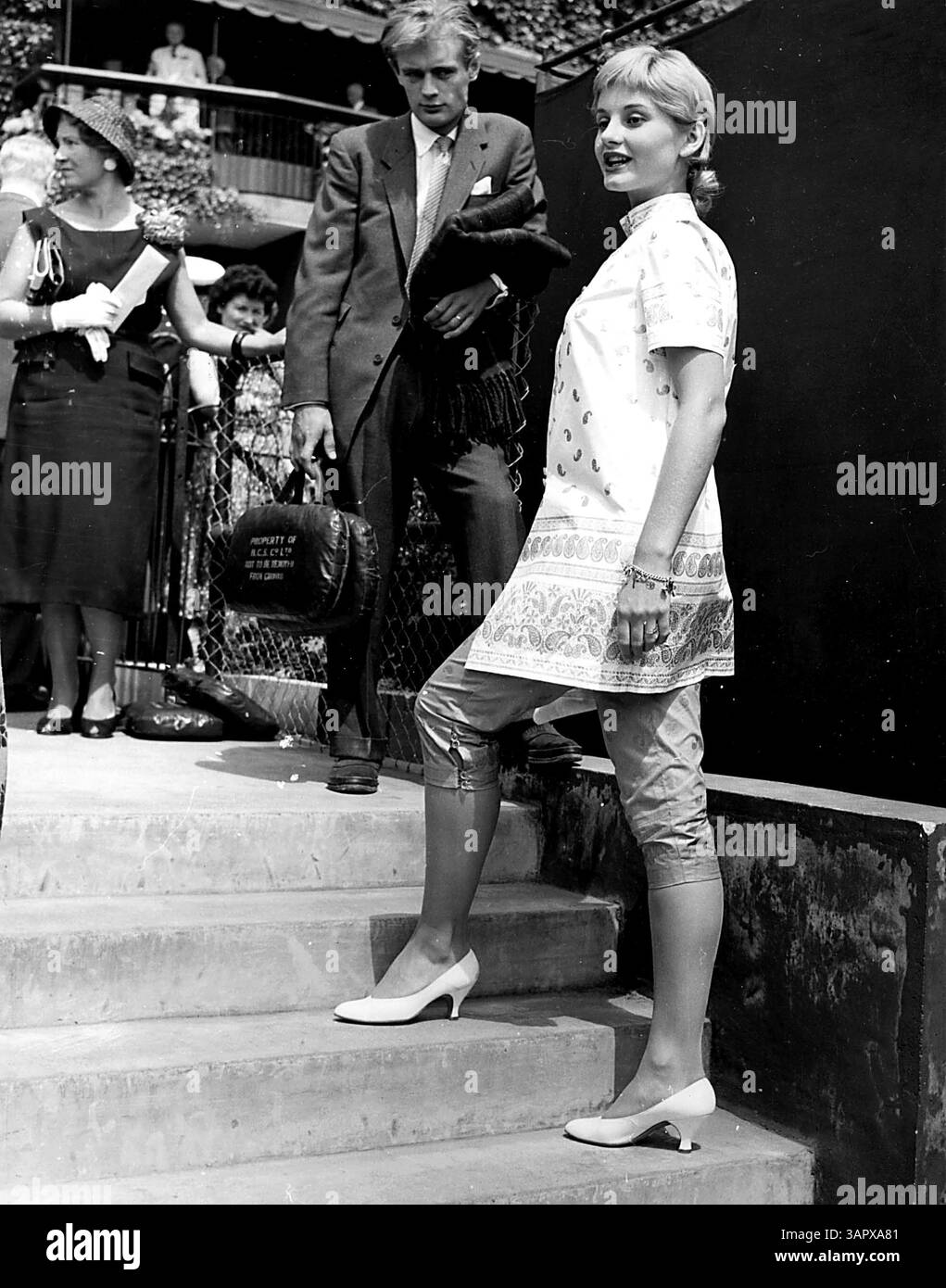 1 janvier 2011 - JILL IRELAND ET SON MARI DAVID McCallum LORS D'Un TOURNOI DE TENNIS DE WIMBLEDON..26 JUIN 1957.Â© OBIT(Credit image : © Globe photos/ZUMAPRESS.com) Banque D'Images