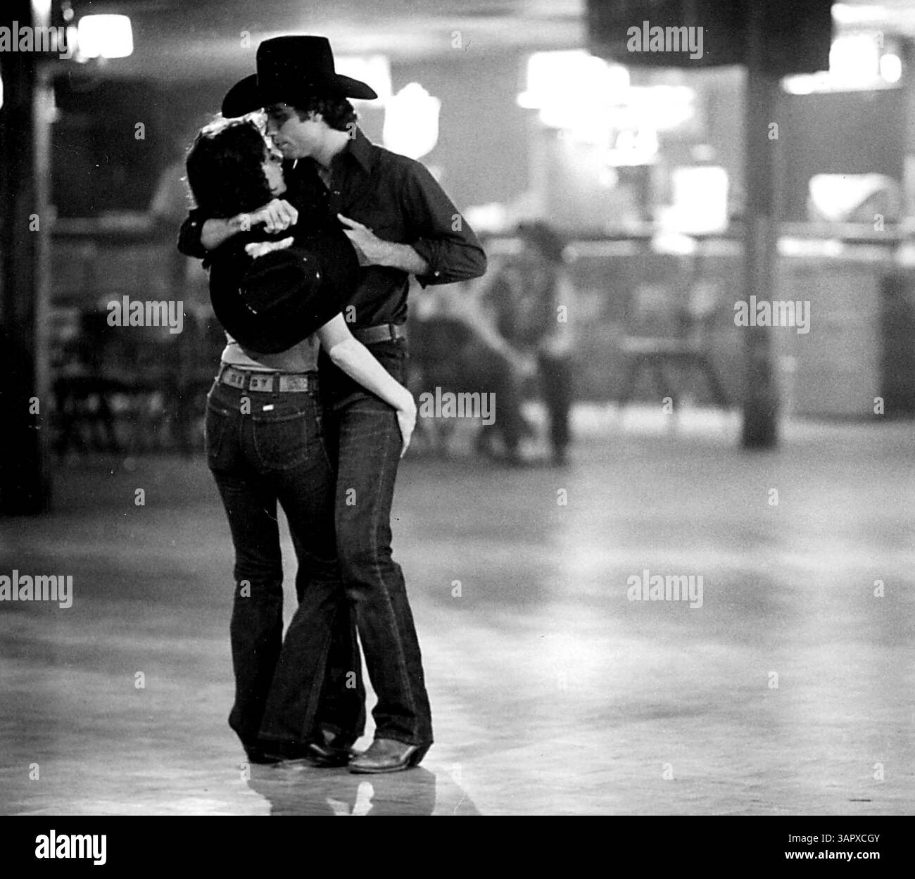 Janvier 1, 2011 - BEBRA WINGER ET JOHN TRAVOLTA DANS URBAN COWBOY.1980.Â©FOURNI PAR SMP/ JOHNTRAVOLTARETRO(image de crédit : © Globe photos/ZUMAPRESS.com) Banque D'Images