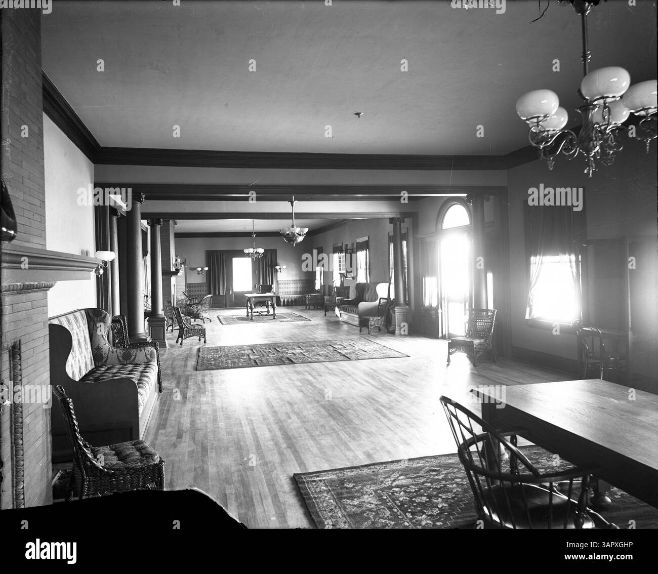 La salle de réception et salon du Ice Yacht Clubhouse dispose d'un intérieur élégant avec plusieurs canapés, tables et chaises, encadrés par des colonnes. Des tapis orientaux ornent le sol. Banque D'Images