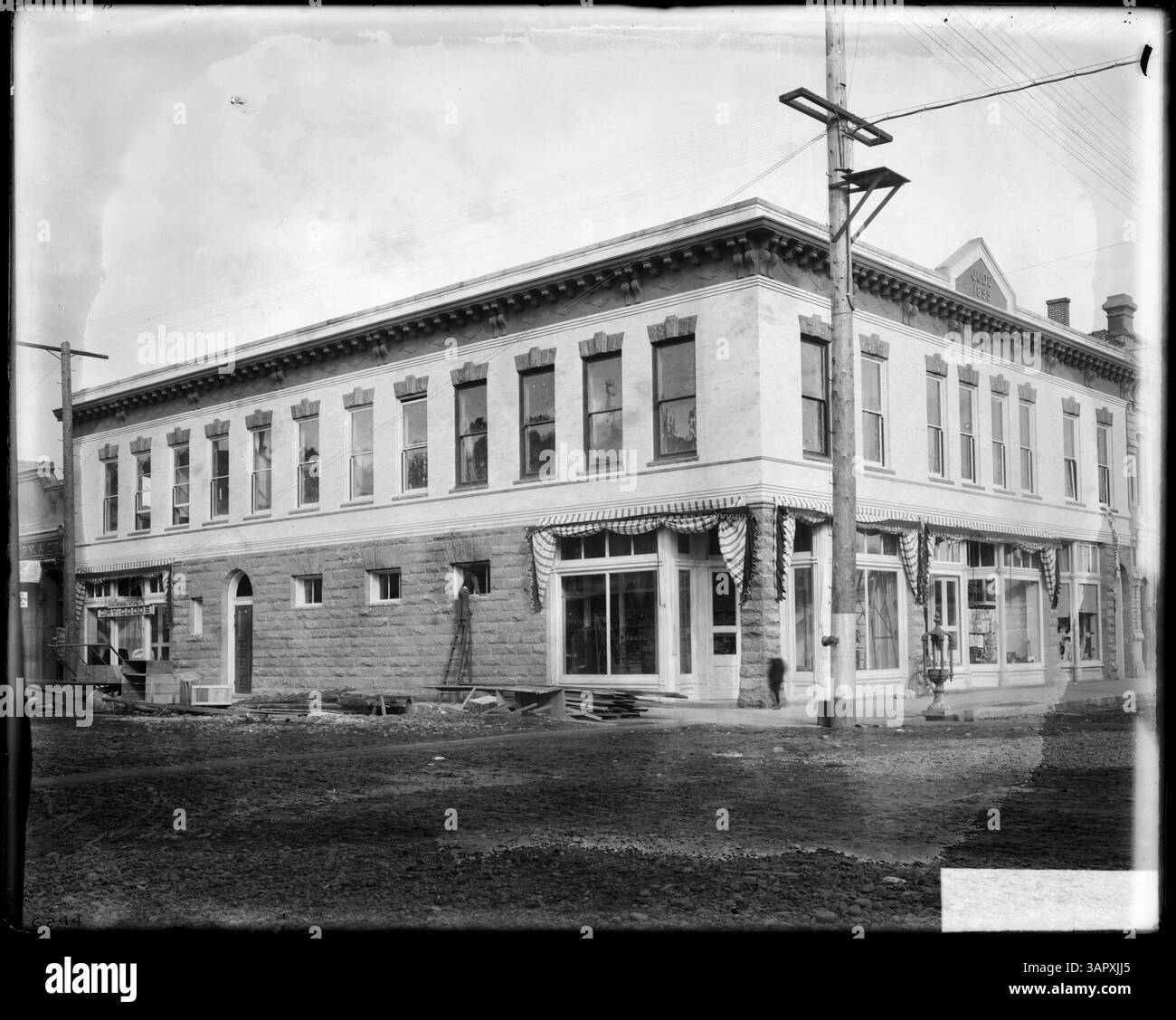 Une photographie de Lee Moorhouse de l'édifice Judd à Pendleton, Oregon, situé à l'angle de court et main Street. L'image illustre l'architecture du début du XXe siècle et le développement historique de Pendleton. Banque D'Images