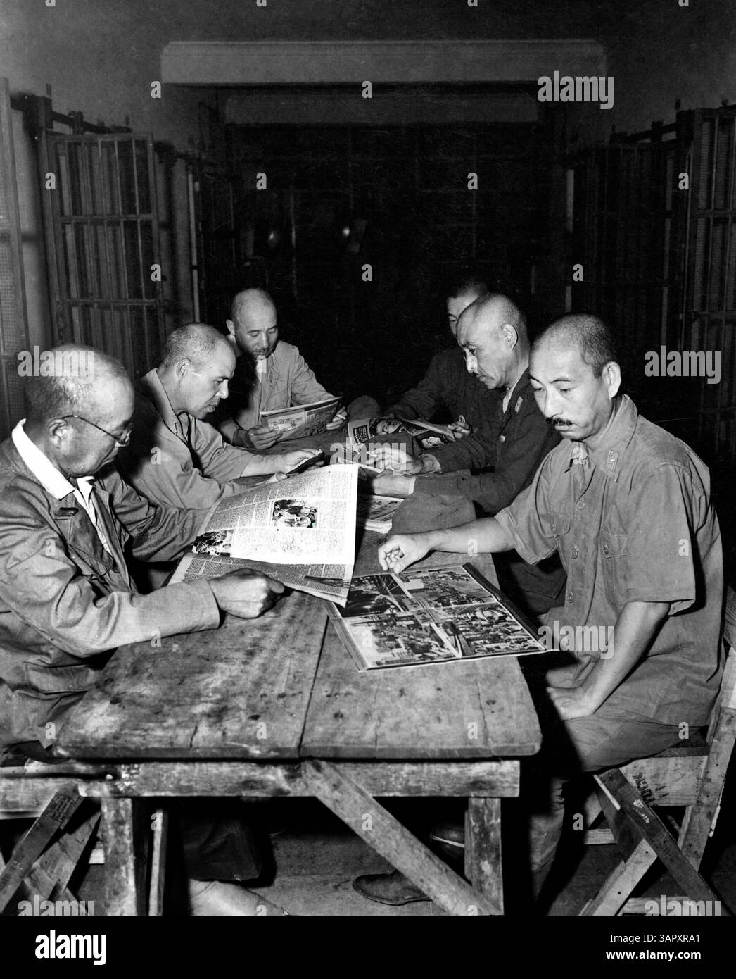 Six généraux et amiraux japonais de haut rang, le lieutenant général Shinpel Fukuei, le major général Takeo Manjome, arrière-ADM. Kaku Harada, Maj. Gen. Tadasn Kataoka, Maj. Gen. Isamu Hirai et Maj. Gen. Masuo Yoshiki, qui se sont rendus à Cebu, Philippines, photographiés peu après leur incarcération dans la prison de New Bilibid, près de Manille, Philippines, U.S. Army signal corps, 3 septembre 1945 Banque D'Images