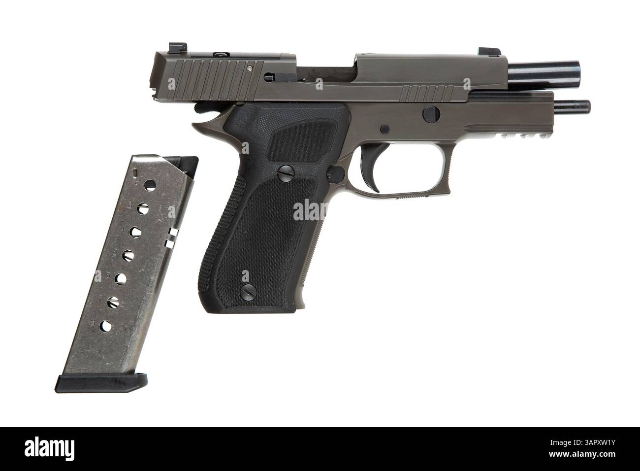 Pistolet semi-automatique avec glissière verrouillée et chargeur détaché, affiché sur fond blanc Banque D'Images