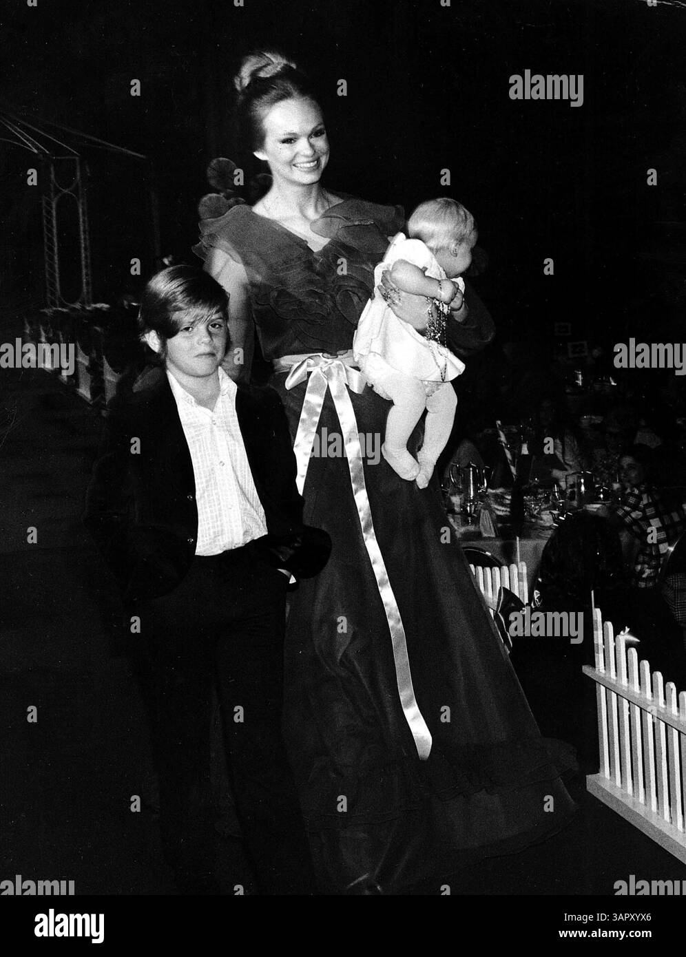 Janvier 1, 2011 - LYNDA DAY GEORGE AVEC SES DEUX ENFANTS AU DÉJEUNER ''MAMANS AND MOPPETS'' POUR ENSEIGNER À HOLLYWOOD 1973.(image crédit : © Globe photos/ZUMAPRESS.com) Banque D'Images