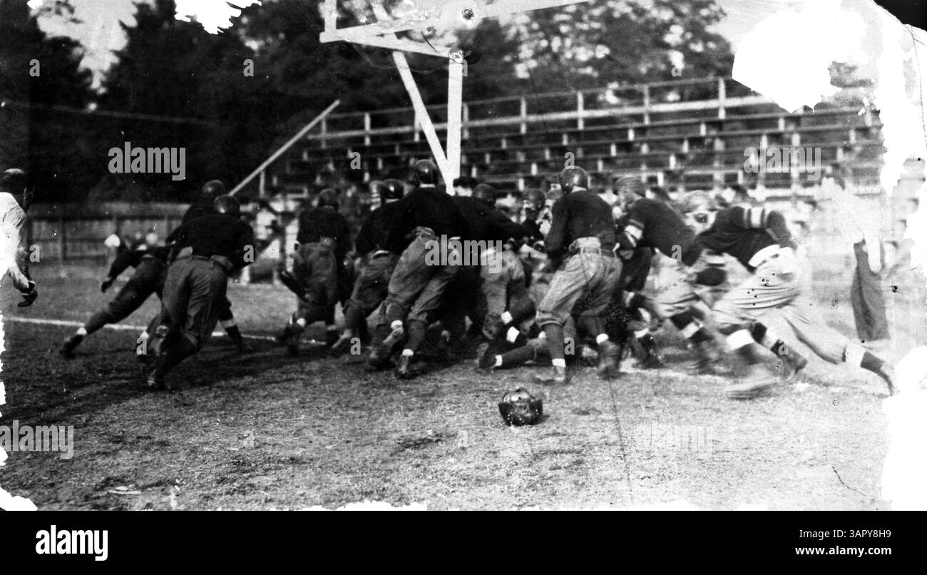 Une image en noir et blanc du joueur de football de l'Université de l'Oregon John Parsons marquant contre le Multnomah Athletic Club lors d'un match de 1916 au Kincaid Field, que l'Oregon a remporté 28-0. Banque D'Images