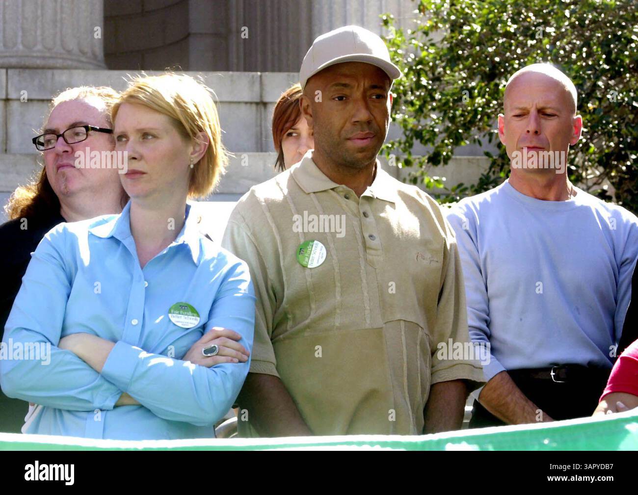2002 NYC, NY : PARTICIPANTS BRUCE WILLIS, RUSSELL SIMMONS ET CYNTHIA NIXON. L'alliance exige que le gouverneur George Pataki règle le procès de l'école ''dites que les actions parlent plus fort que les mots ; l'éducation de 8e année n'est pas suffisante'' sur les marches de la Cour suprême de l'État de New York. (Crédit image : © Globe photos/ZUMA Wire) Banque D'Images