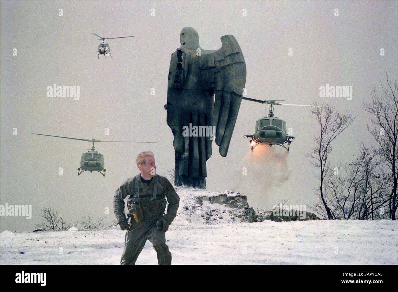 JANVIER 1, 2011 - K23734ES.SCENE DU FILM ''DERRIÈRE LES LIGNES ENNEMIES''. Arrivant dans des hélicoptères, les troupes américaines combattent Enemy.forcesssidiudfsioudfsuiodfsuiodfsioufsdioufsduiodfsuio.forces tout en tentant de sauver l'aviateur américain abattu Chris Burnett (OWEN WILSON). . FOURNI PAR ES/(image de crédit : © Globe photos/ZUMAPRESS.com) Banque D'Images