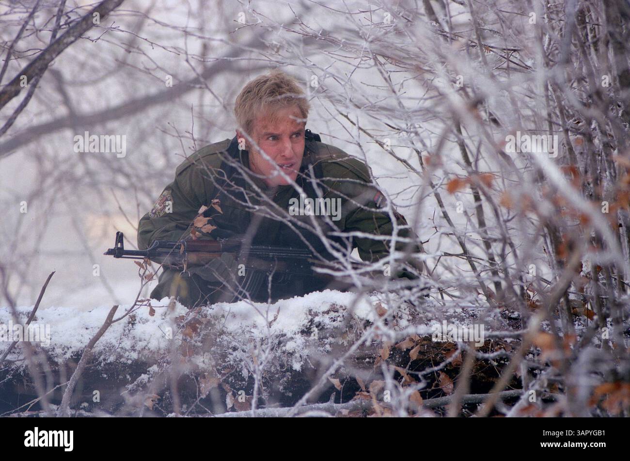 JANVIER 1, 2011 - K23734ES.SCENE DU FILM ''DERRIÈRE LES LIGNES ENNEMIES''. Burnett (OWEN WILSON) trace son prochain mouvement, poursuivi par d'innombrables troupes ennemies..FOURNI PAR ES/(crédit image : © Globe photos/ZUMAPRESS.com) Banque D'Images