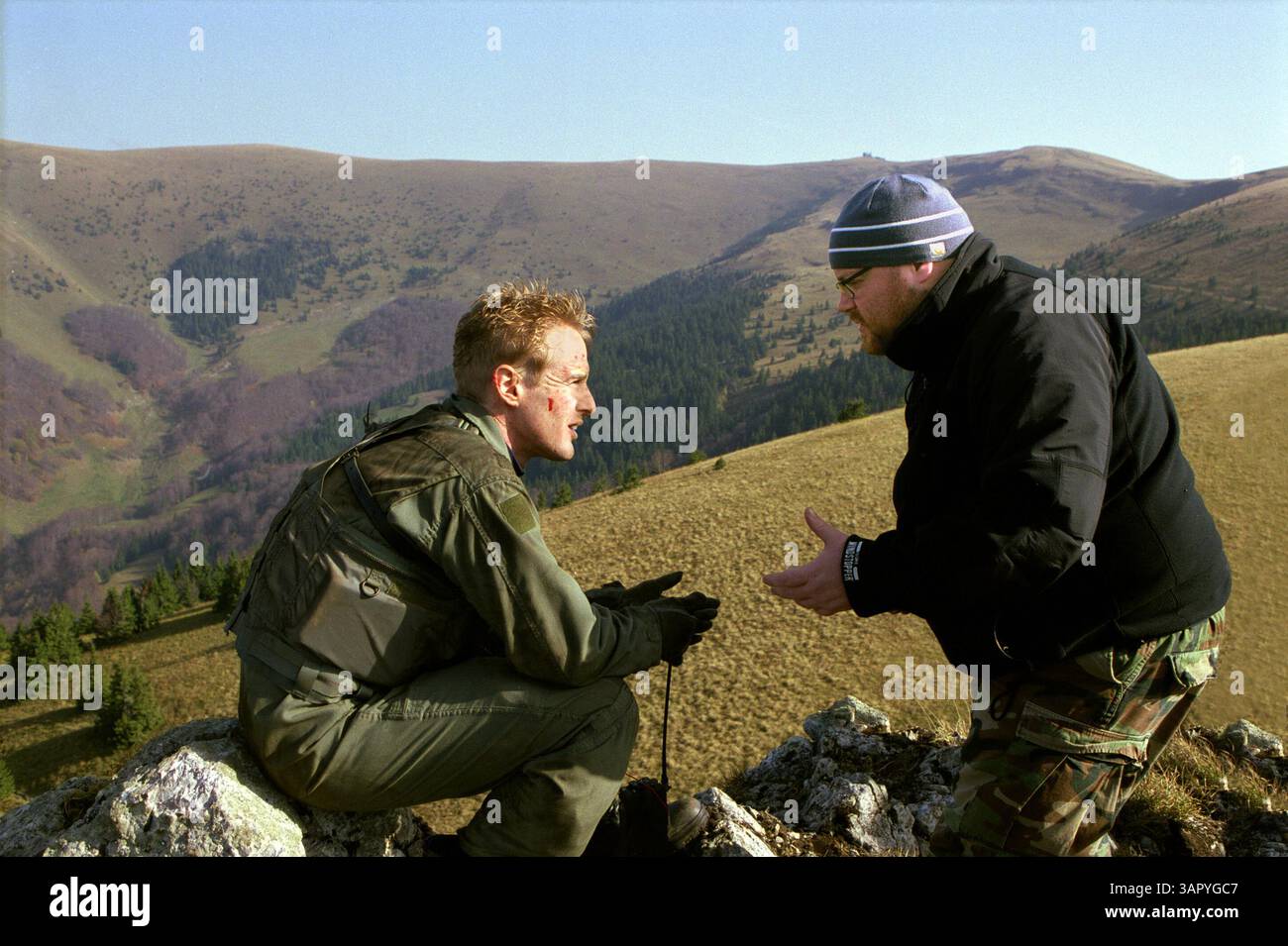 JANVIER 1, 2011 - K23734ES.SCENE DU FILM ''DERRIÈRE LES LIGNES ENNEMIES''. Sur place en Slovaquie, OWEN WILSON (à gauche) s'entretient avec le réalisateur JOHN MOORE sur le tournage de DERRIÈRE LES LIGNES ENNEMIES. . FOURNI PAR ES/(image de crédit : © Globe photos/ZUMAPRESS.com) Banque D'Images