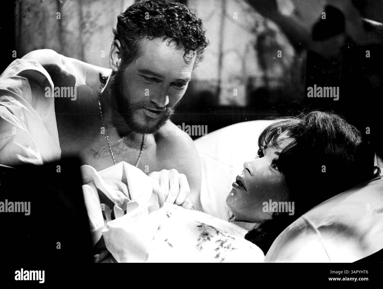 1964, Los Angeles, Californie, États-Unis : SHIRLEY MACLAINE et PAUL NEWMAN dans 'What A Way to Go !'. Shirley MacLaine et Paul Newman discutent dans une scène intime tout en filmant "What A Way to Go !", 1964. (Crédit image : © 20th Century Fox/Globe photos/ZUMA Wire) Banque D'Images