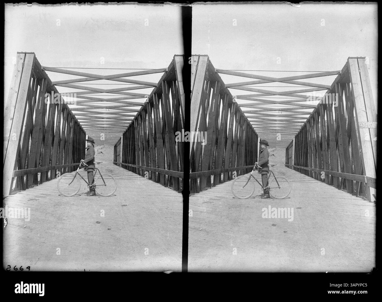 Cette photographie stéréo de Lee Moorhouse montre le main Street Bridge à Pendleton, Oregon, offrant une vue historique de l'infrastructure de la ville. Banque D'Images