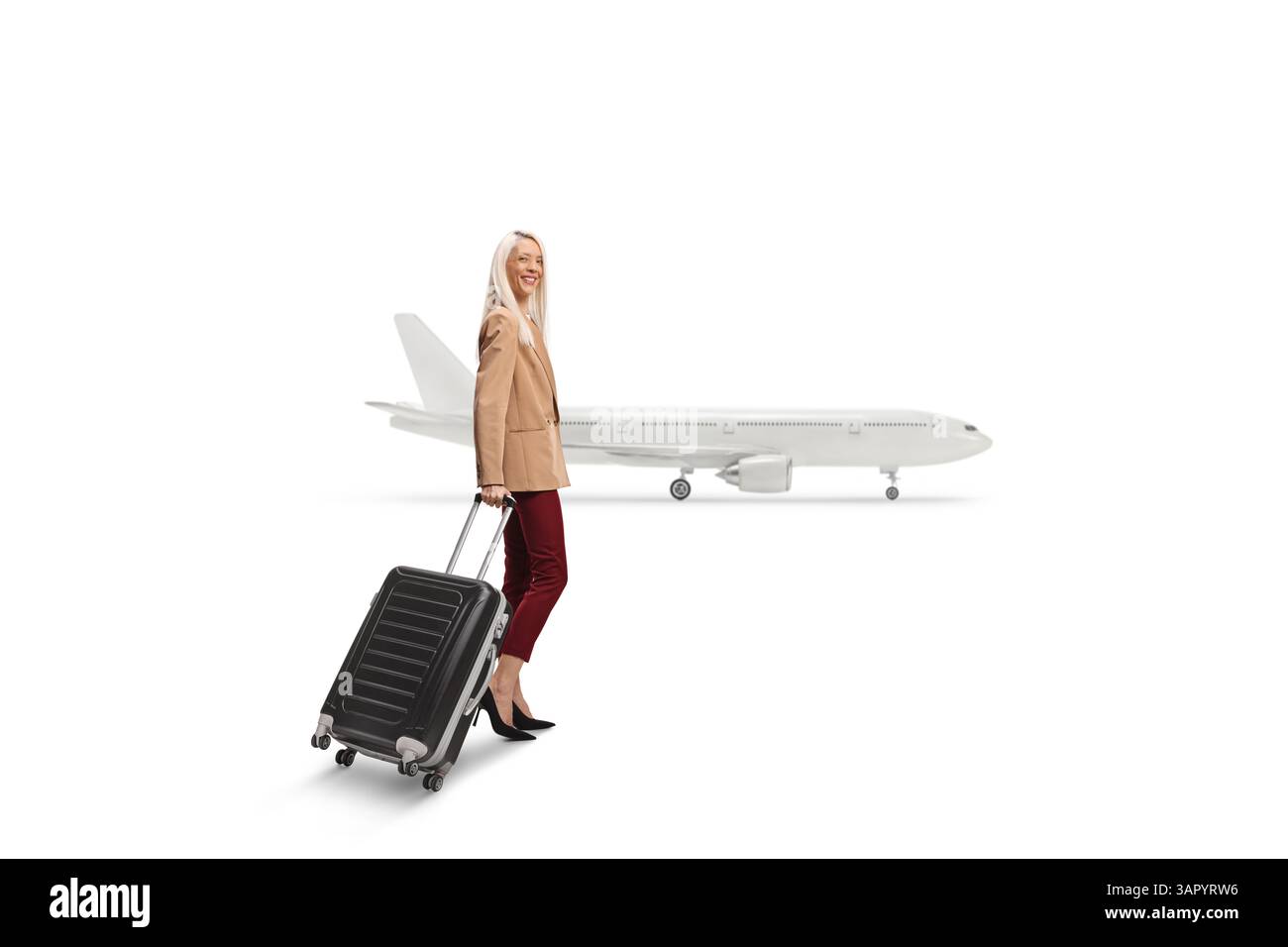 Femme tirant une valise vers un avion isolé sur fond blanc Banque D'Images