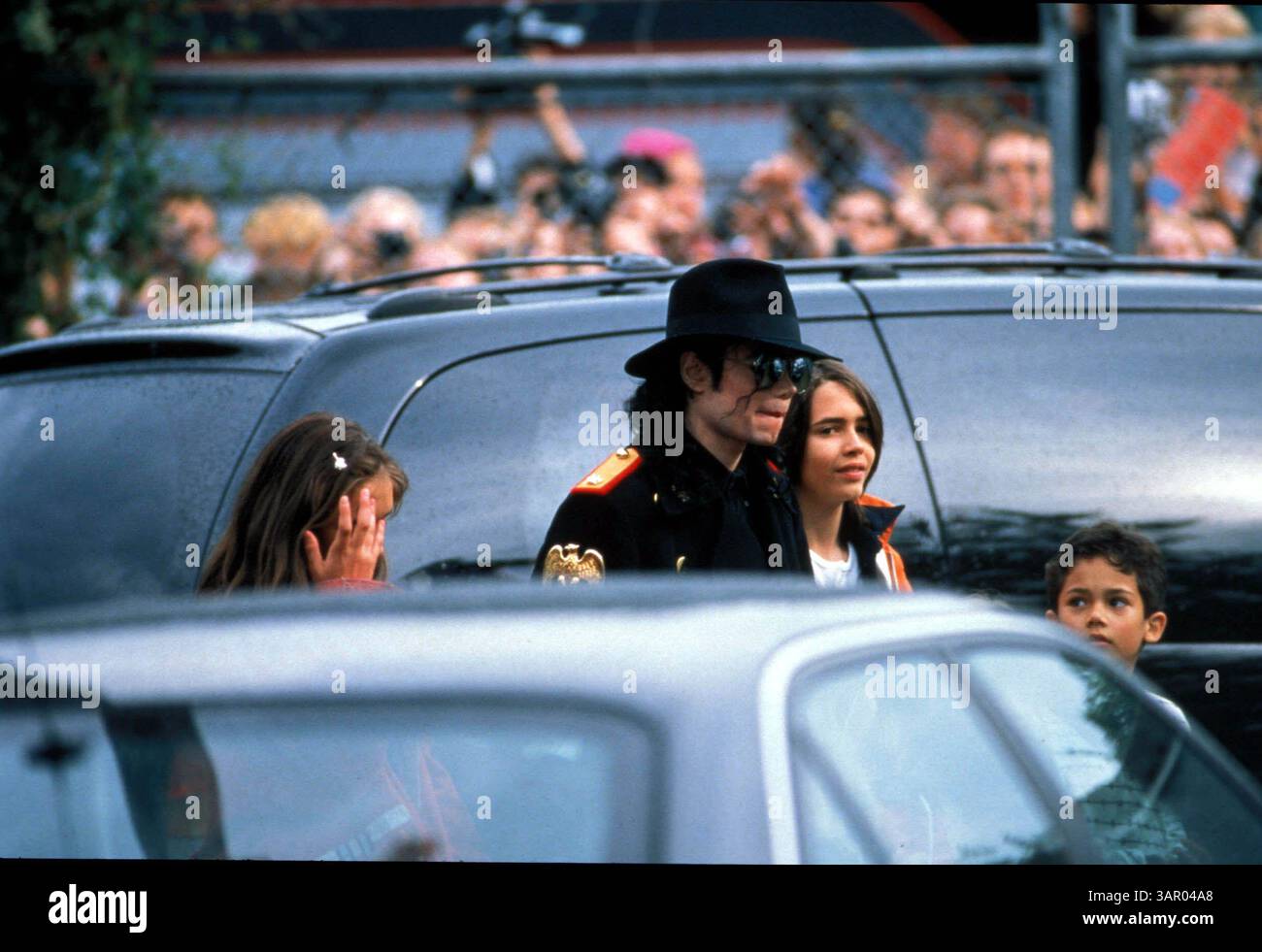 1 janvier 2011 - MICHAEL JACKSON AVEC DES ENFANTS.MICHAELJACKSONWITHCHILDREN.1997.FOTEX/(image crédit : © Globe photos/ZUMAPRESS.com) Banque D'Images