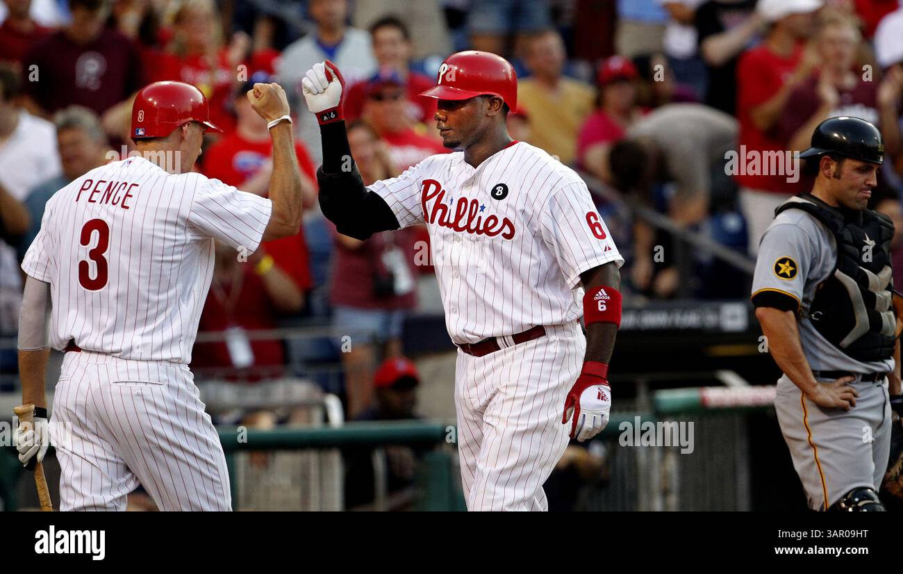 30 juillet 2011 - Philadelphie, PA, États-Unis - le chasseur des Phillies de Philadelphie Pence (3) félicite son coéquipier Ryan Howard, après son retour à domicile dans la première manche contre les Pirates de Pittsburgh au Citizens Bank Park à Philadelphie, Pennsylvanie, le samedi 30 juillet 2011. (Crédit image : © Ron Cortes/Philadelphia Inquirer/MCT/ZUMAPRESS.com) Banque D'Images