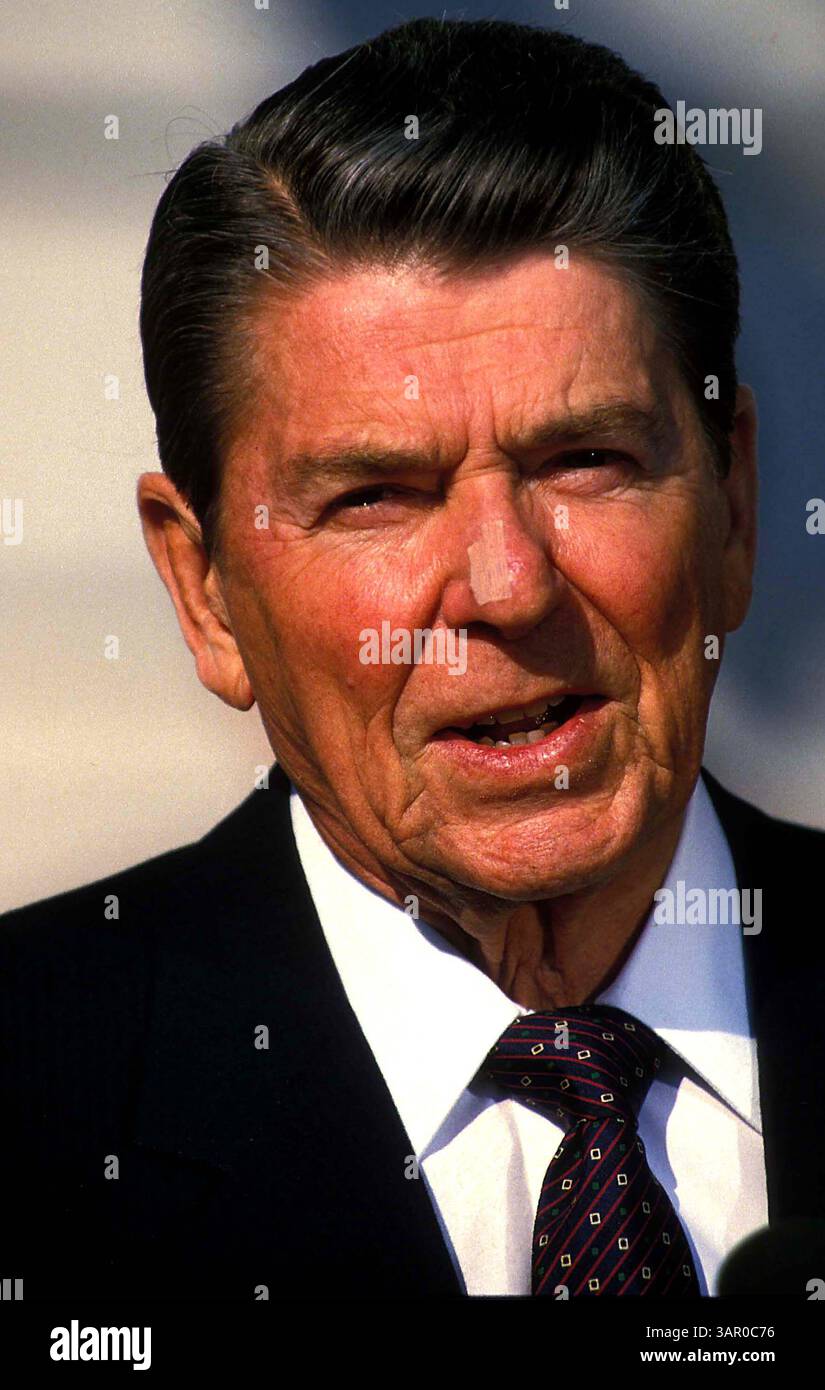 JAN. 1, 2011 - 13825.RONALD REAGAN AVEC LE NEZ BANDÉ APRÈS UNE OPÉRATION DE CANCER DE LA PEAU 10/17/85. JAMES COLBURN/ / 1985.RONALDREAGANRETRO(crédit image : © Globe photos/ZUMAPRESS.com) Banque D'Images