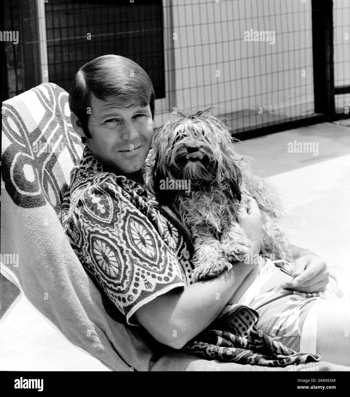 1 JANVIER 2011 - GLEN CAMPBELL ET SON CHIEN ''COCKAPOO'' CHEZ LUI DANS LA RÉGION DE LAUREL CANYON À LOS ANGELES, CA.1968.#24360.Â©JAY THOMPSON/ GLENCAMPBELLRETRO(CRÉDIT IMAGE : © GLOBE PHOTOS/ZUMAPRESS.COM) Banque D'Images