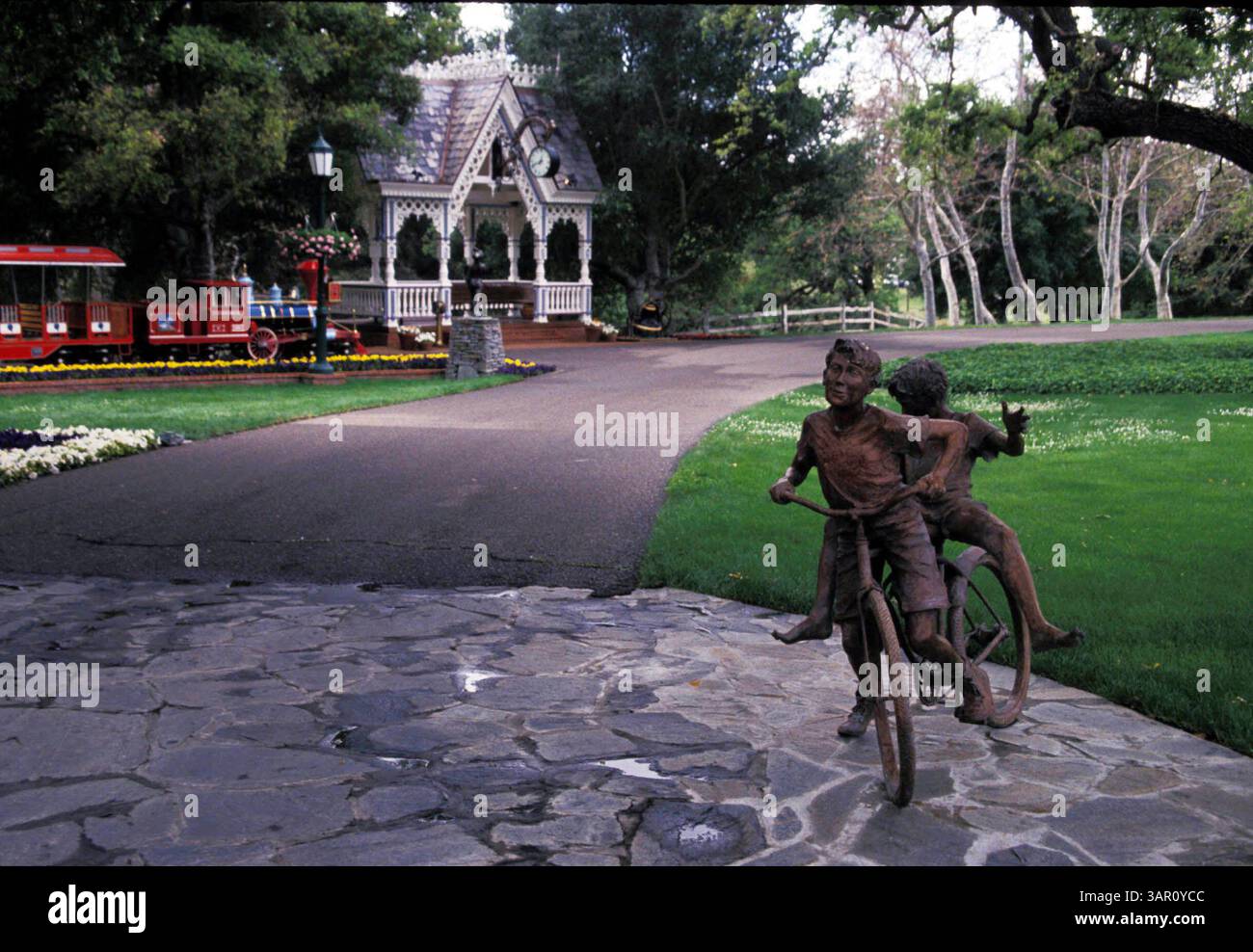 JANVIER 1, 2011 - MICHAEL JACKSON AVEC LES ENFANTS.MICHAELJACKSONWITHCHILDREN..K1292LR.MICHAEL JACKSON A ACCUEILLI LE SOMMET MONDIAL DES ENFANTS POUR LE 50E ANNIVERSAIRE DES NATIONS UNIES À SON RANCH NEVERLAND. LISA ROSE/(crédit image : © Globe photos/ZUMAPRESS.com) Banque D'Images