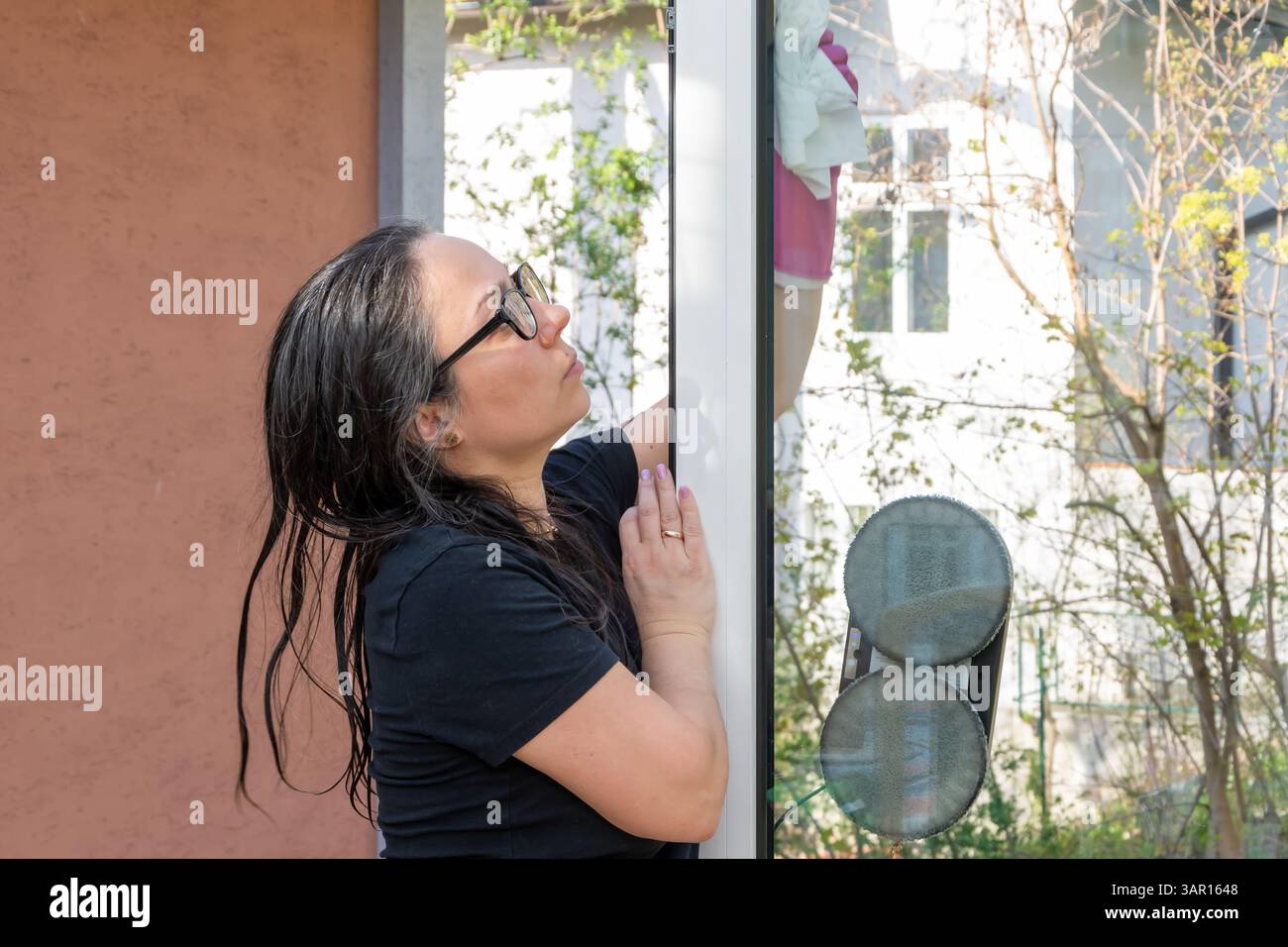 Méthodes de nettoyage modernes : robot hoover pour fenêtres Banque D'Images