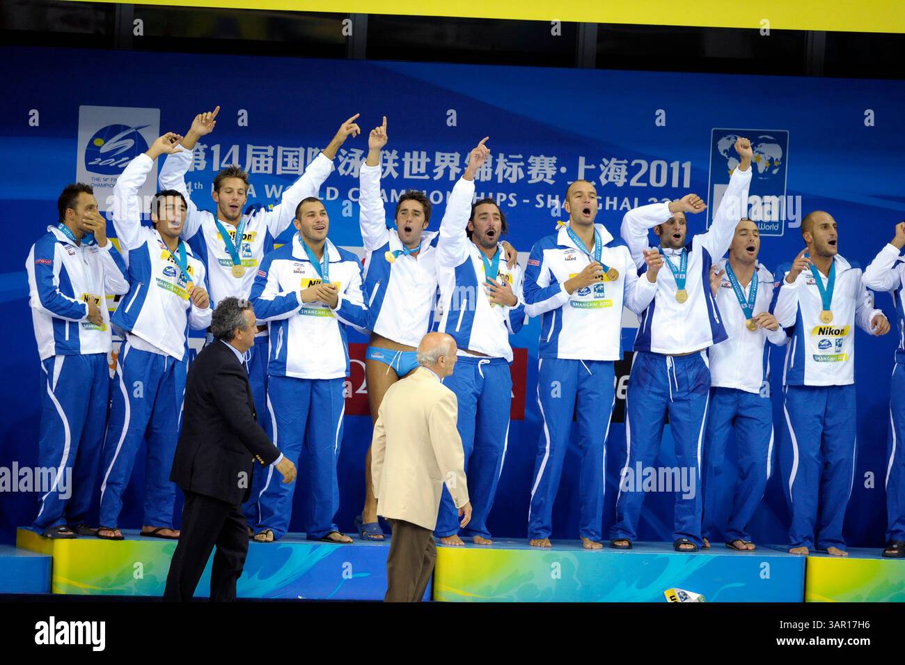 30 juil. 2011 ; Shanghai, CHINE ; les joueurs de l'Italie célèbrent la victoire sur le podium après avoir remporté le match pour la médaille d'or du water polo masculin entre la Serbie et l'Italie lors du quinzième jour des 14e Championnats du monde FINA à l'Oriental Sports Center. (Crédit image : © Jianmin Liu/Osports via ZUMA Wire) Banque D'Images