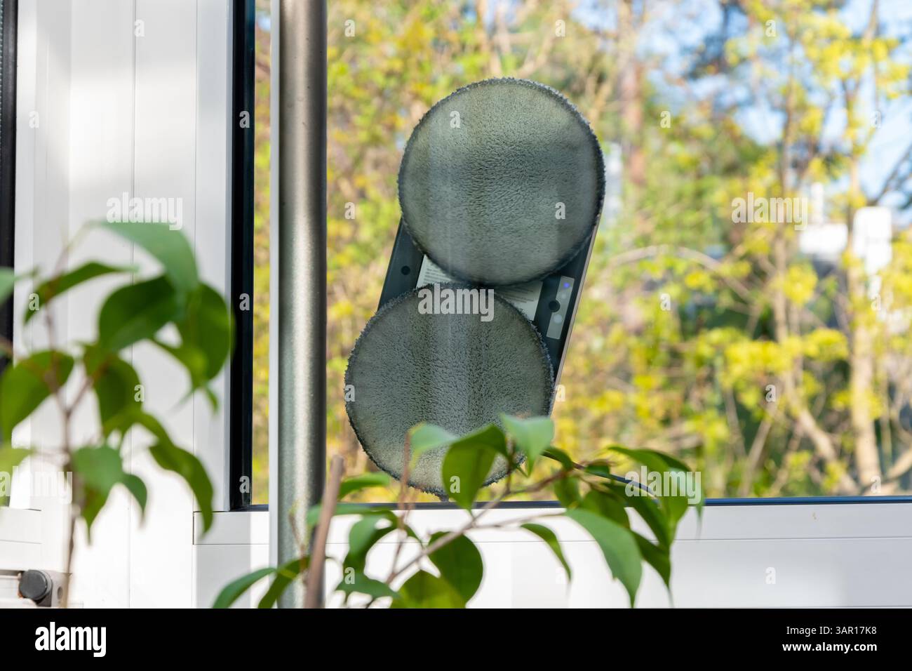 Le robot nettoyant pour vitres fonctionne sur une surface vitrée Banque D'Images