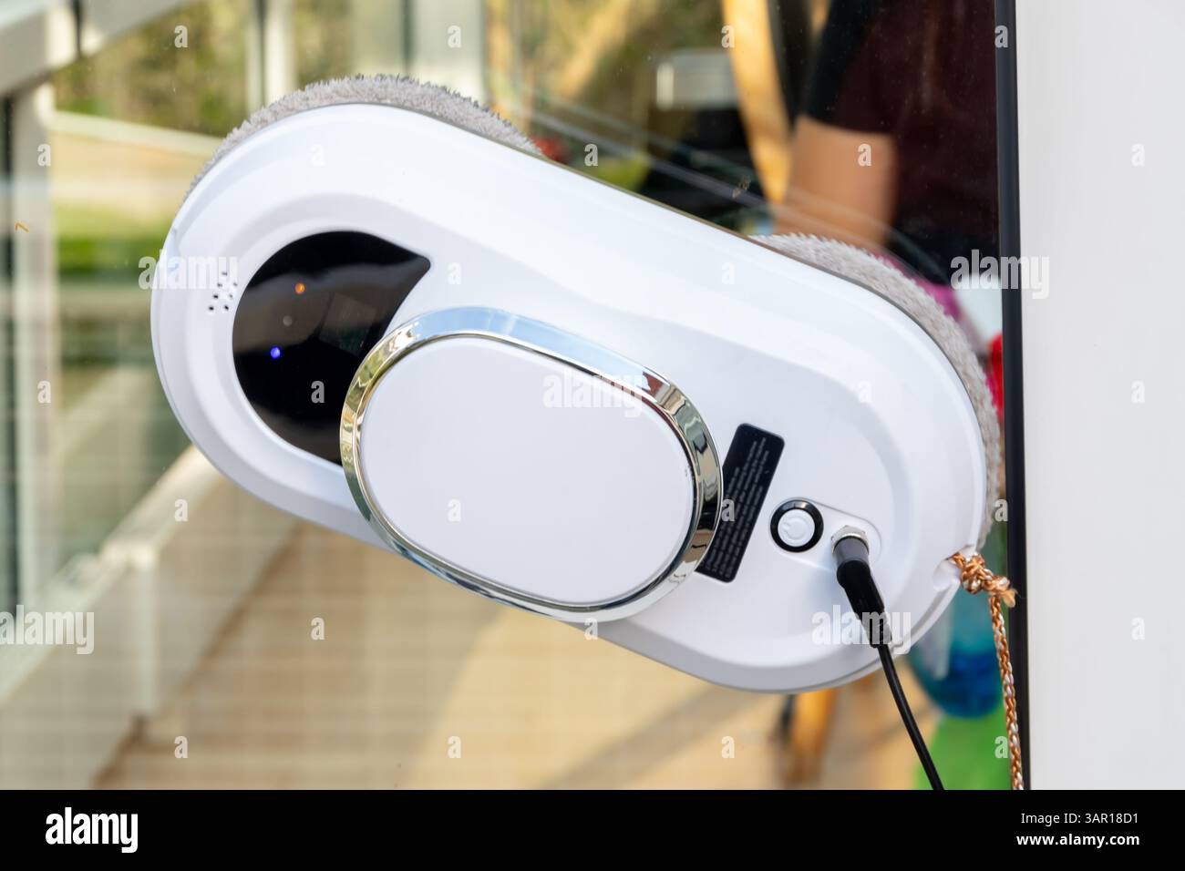 Le robot de nettoyage de vitres motorisé fonctionne à l'extérieur de la fenêtre Banque D'Images