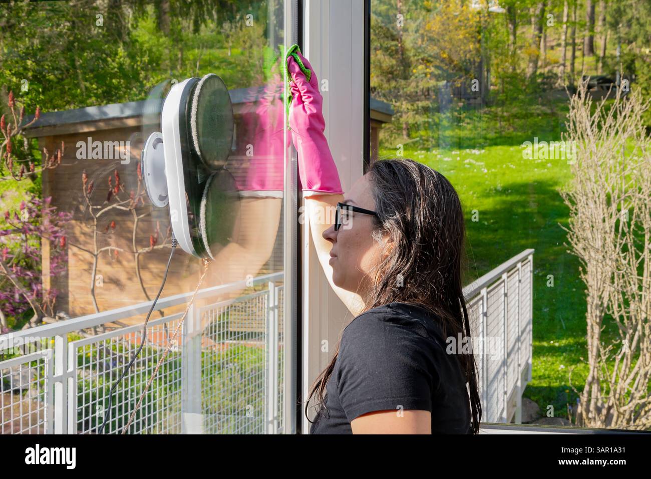 Nettoyage des vitres à domicile avec la technologie moderne et la main-d'œuvre Banque D'Images