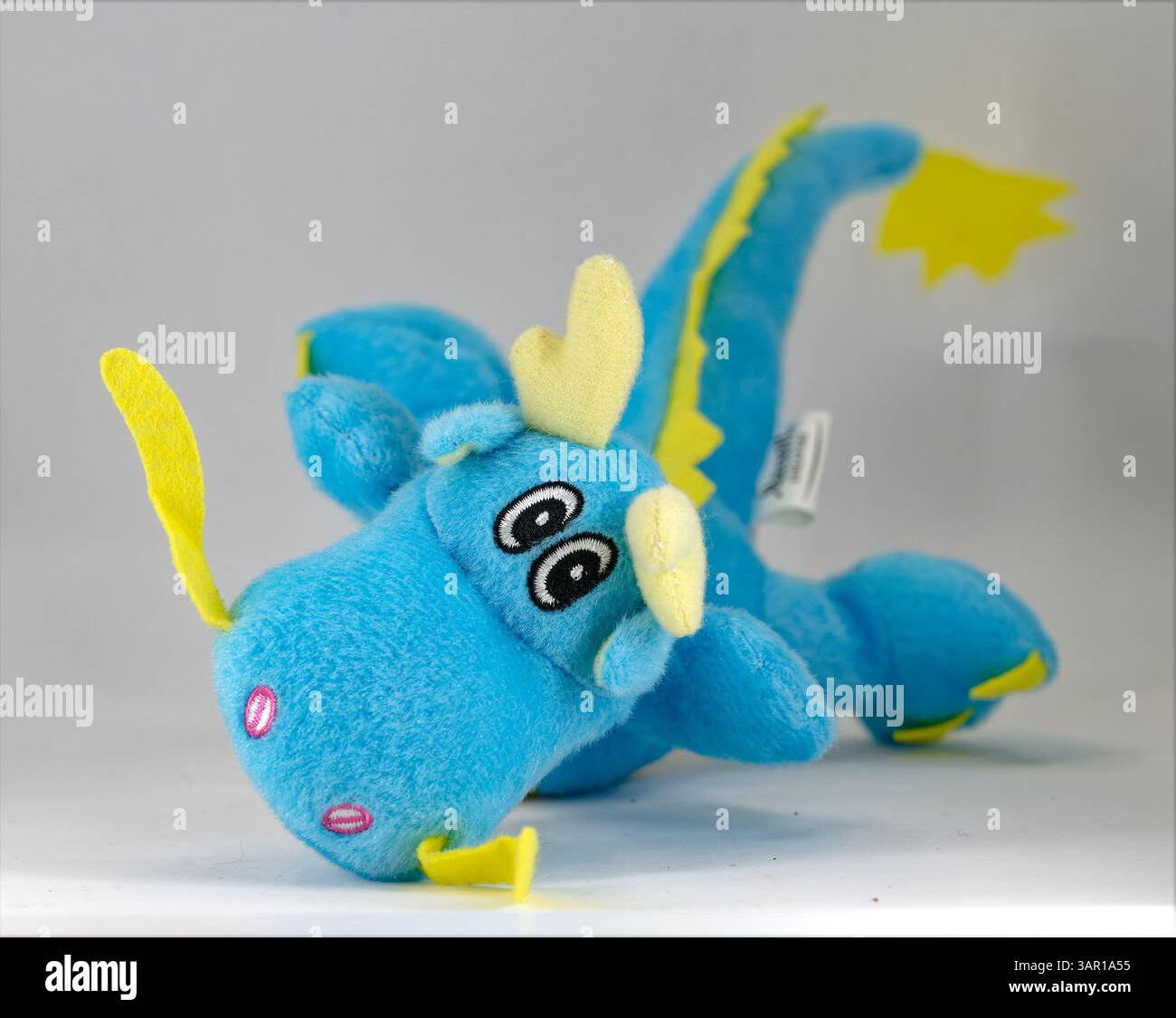 Dragon bleu aux oreilles et à la colonne vertébrale jaunes, peluche souvenir de l'hôtel Marriott, Singapour Banque D'Images