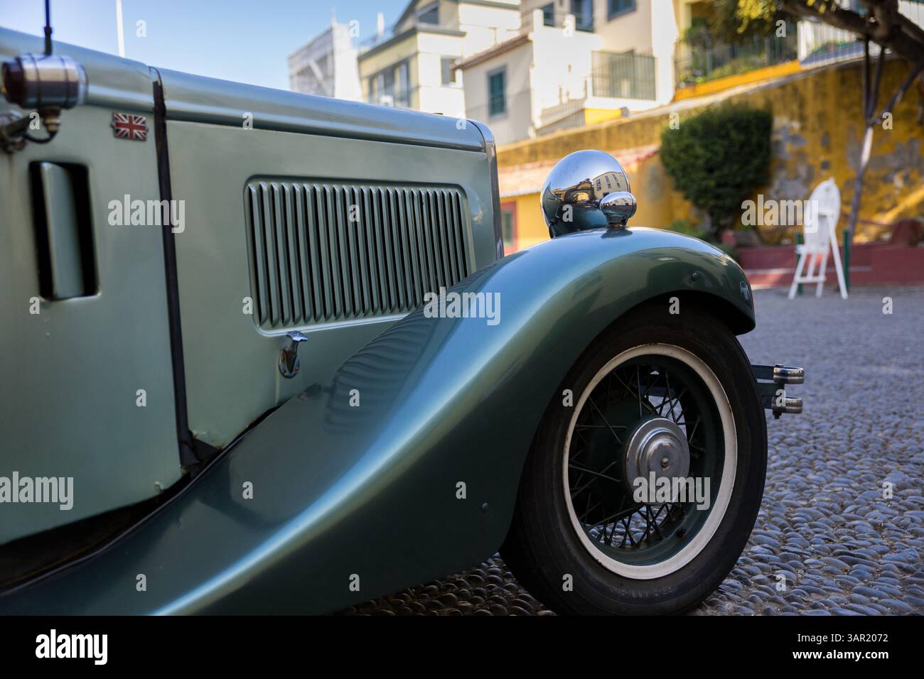 Gros plan sur la face avant de la voiture vintage dans la rue de Funchal, île de Madère, Portugal. Banque D'Images