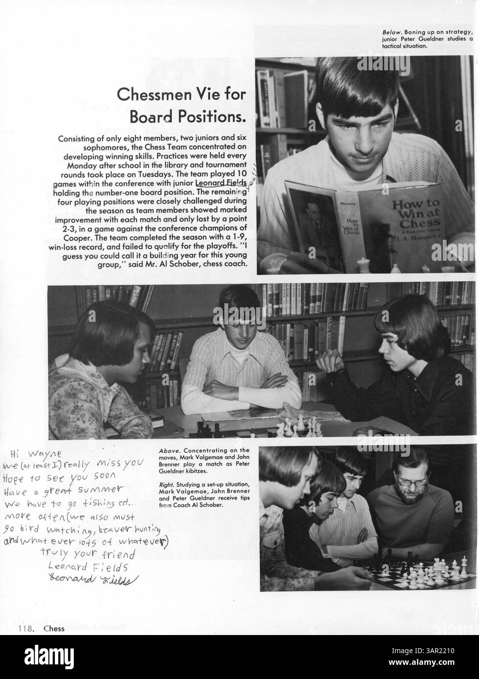 Ce Robbinsdale High Yearbook de 1976 reflète les événements clés de l'année scolaire 1975-1976, y compris l'athlétisme, les clubs étudiants et les faits saillants de la faculté. Banque D'Images